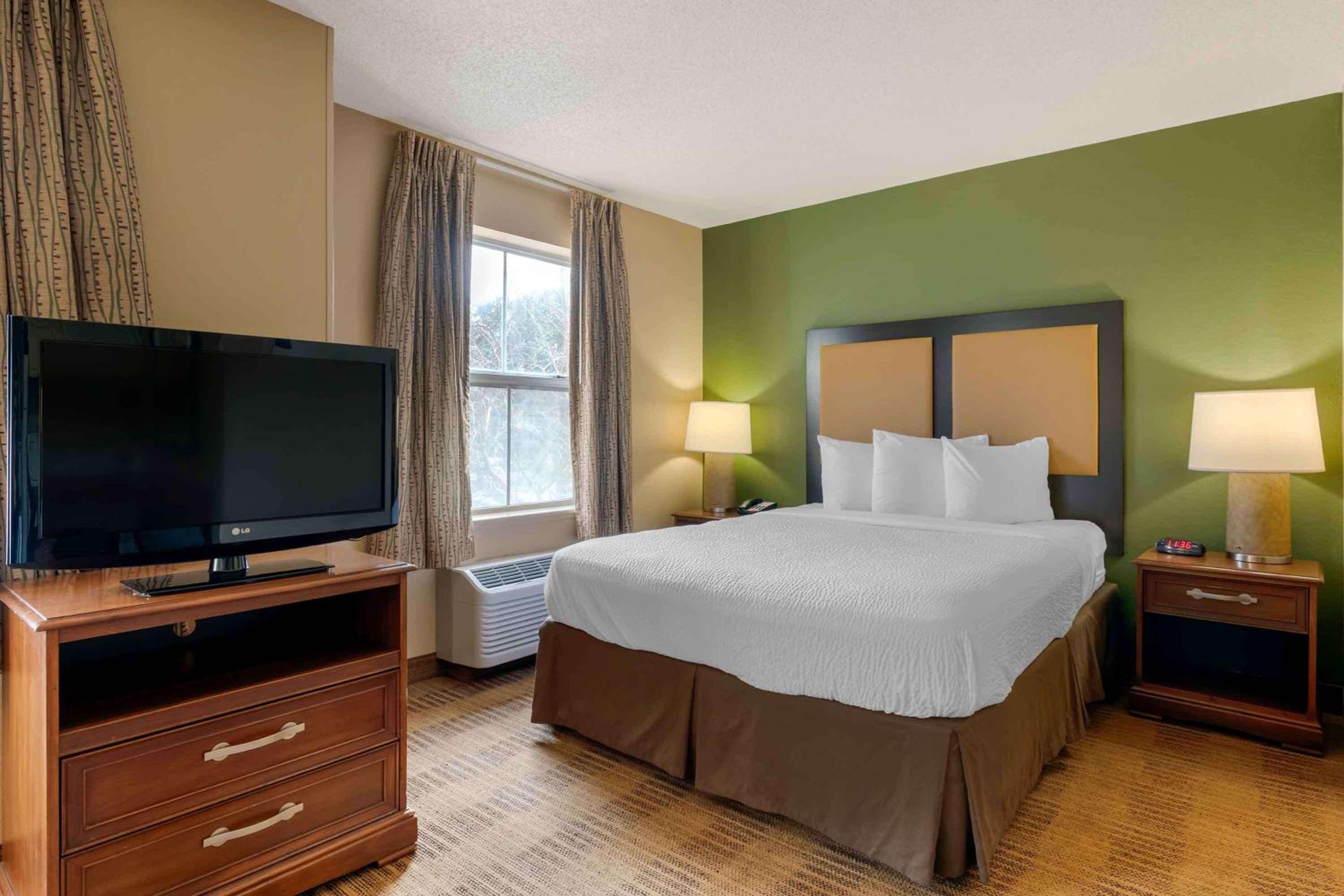 Deluxe Studio with 1 Queen Bed - Non-Smoking photo 1
