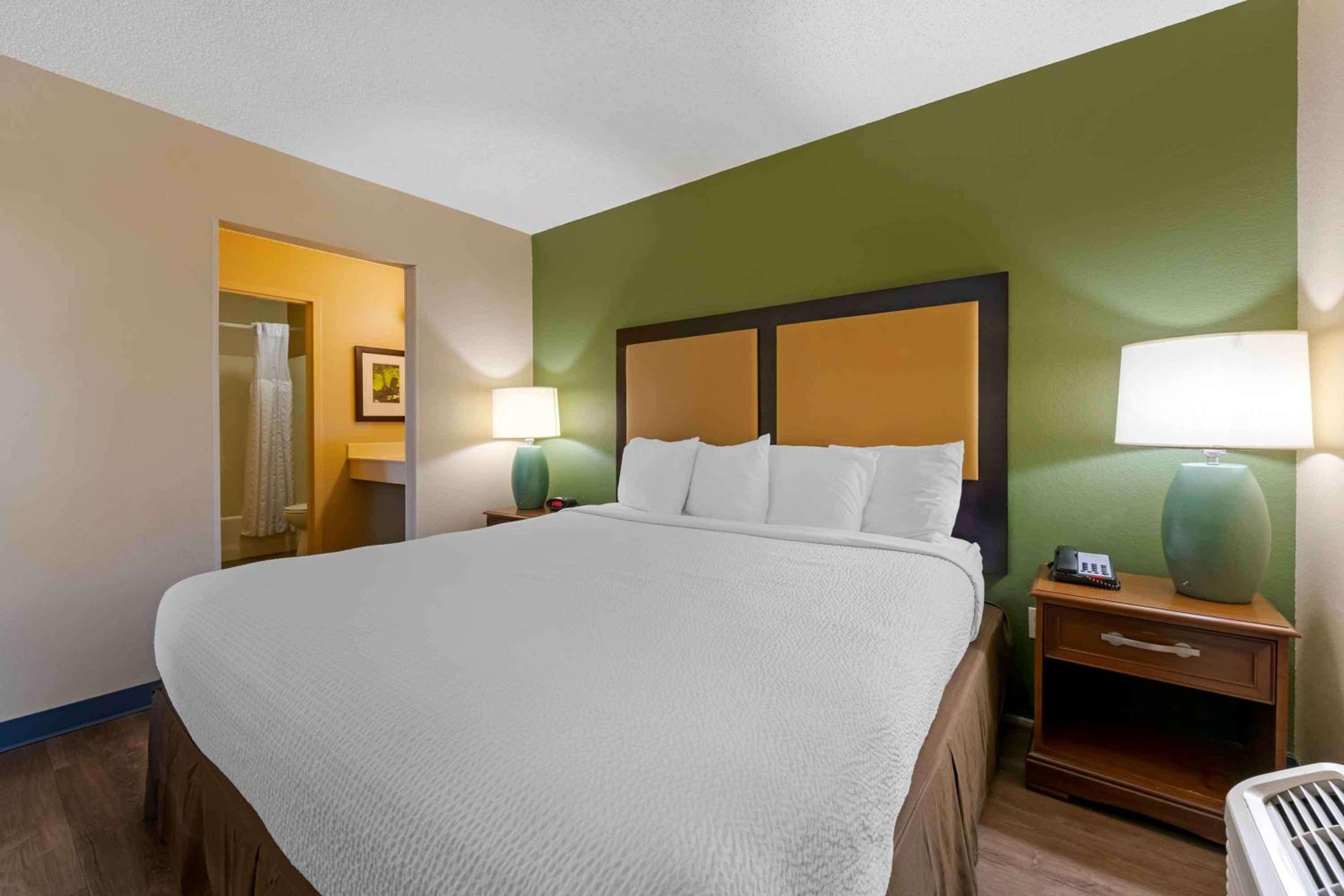 Deluxe Studio with 1 King Bed - Non-Smoking photo 1