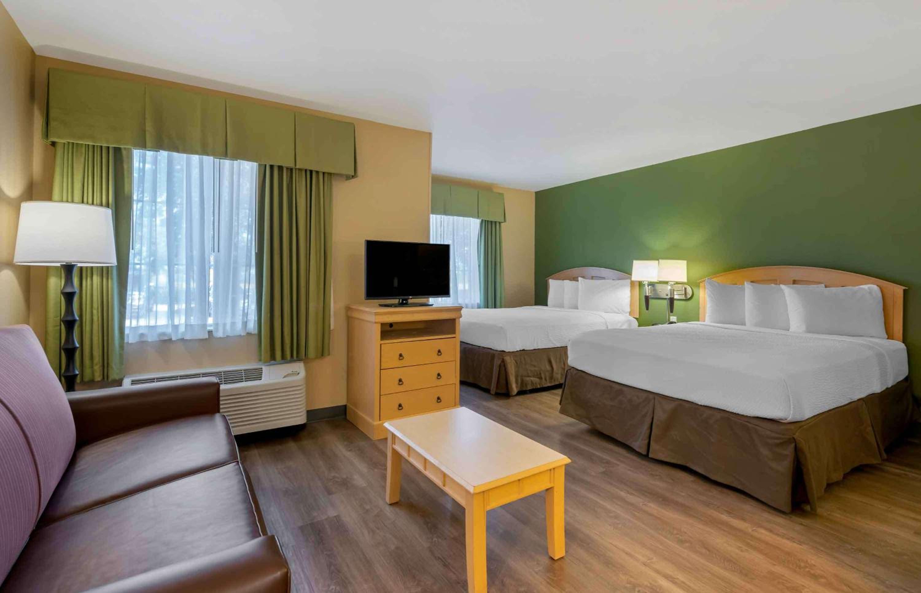Deluxe Studio with Two Queen Beds - Non-Smoking photo 2