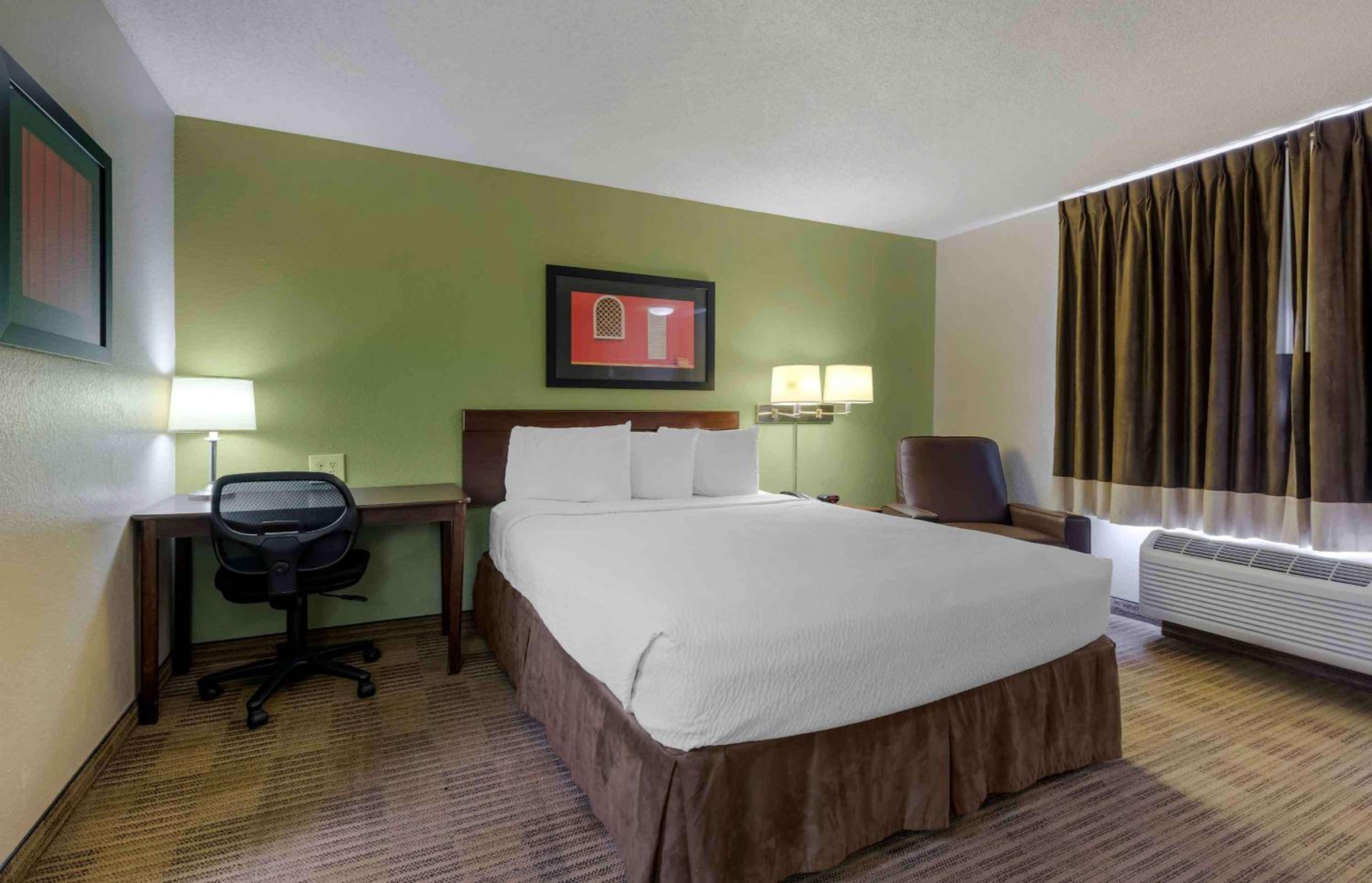 Queen studio with 1 Queen Bed - Disability Access/Non-Smoking - Photo 2