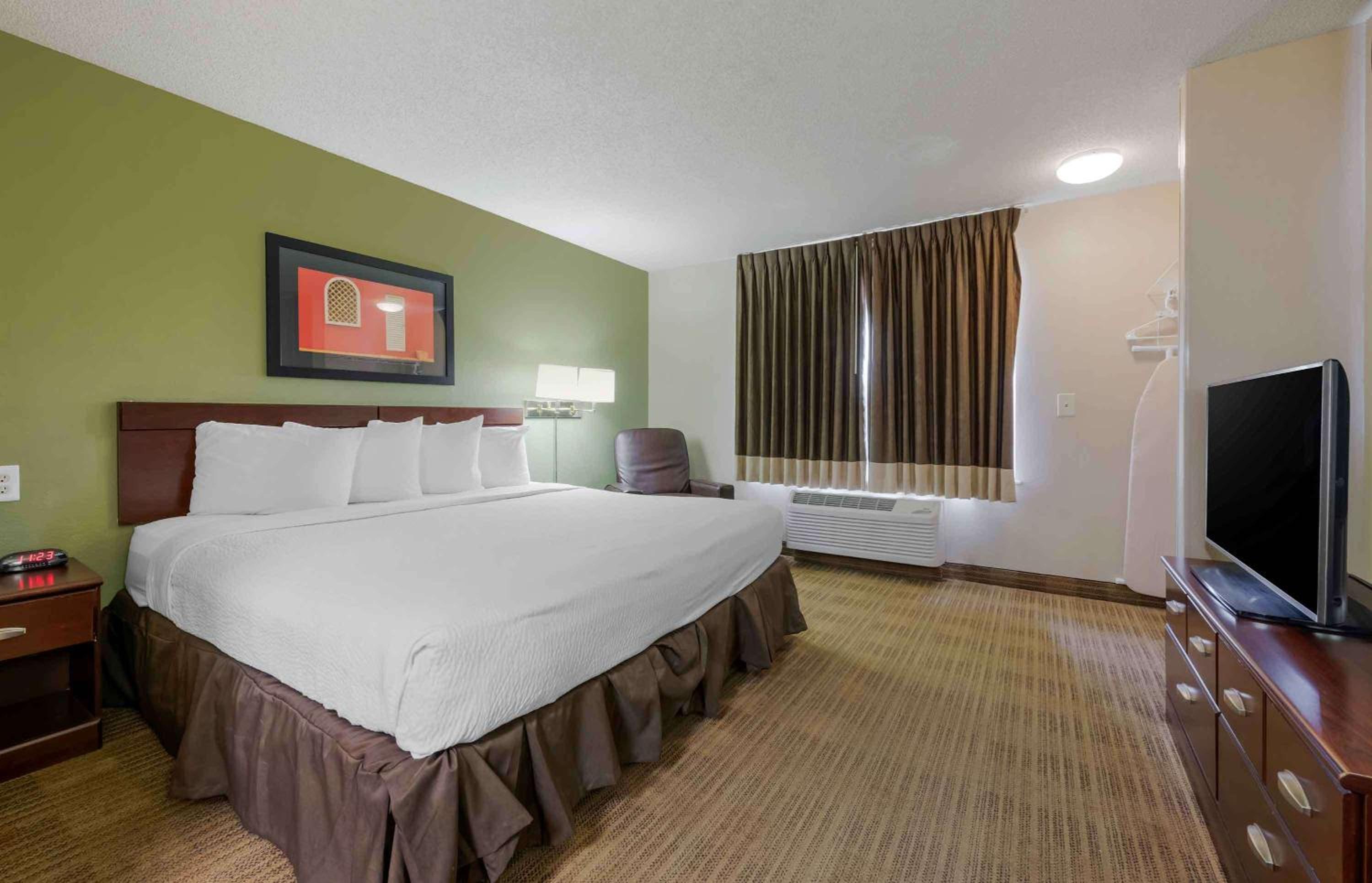 Studio with 1 King Bed - Non-Smoking - Photo 10