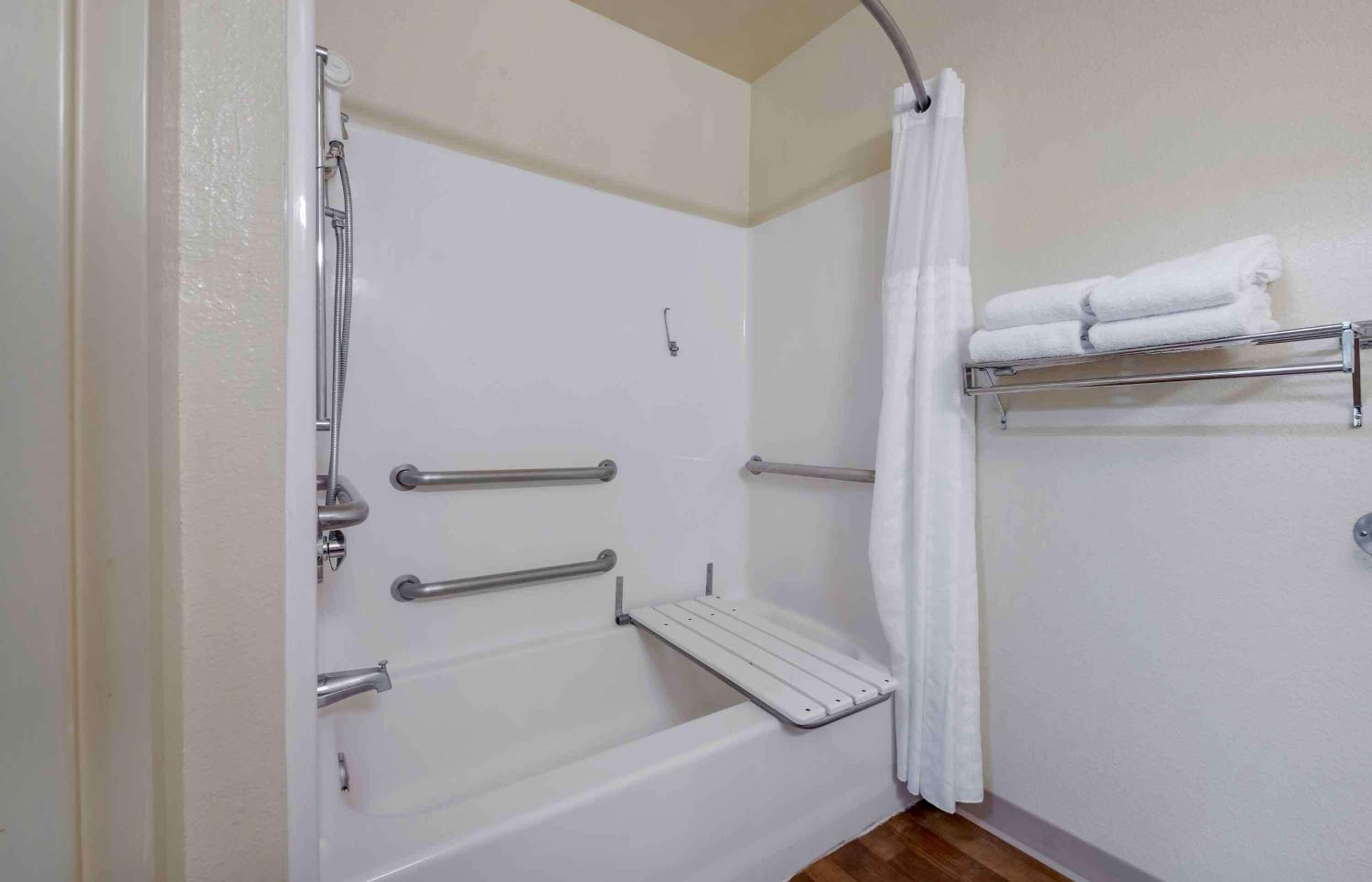 Queen studio with 1 Queen Bed - Disability Access/Non-Smoking - Photo 9