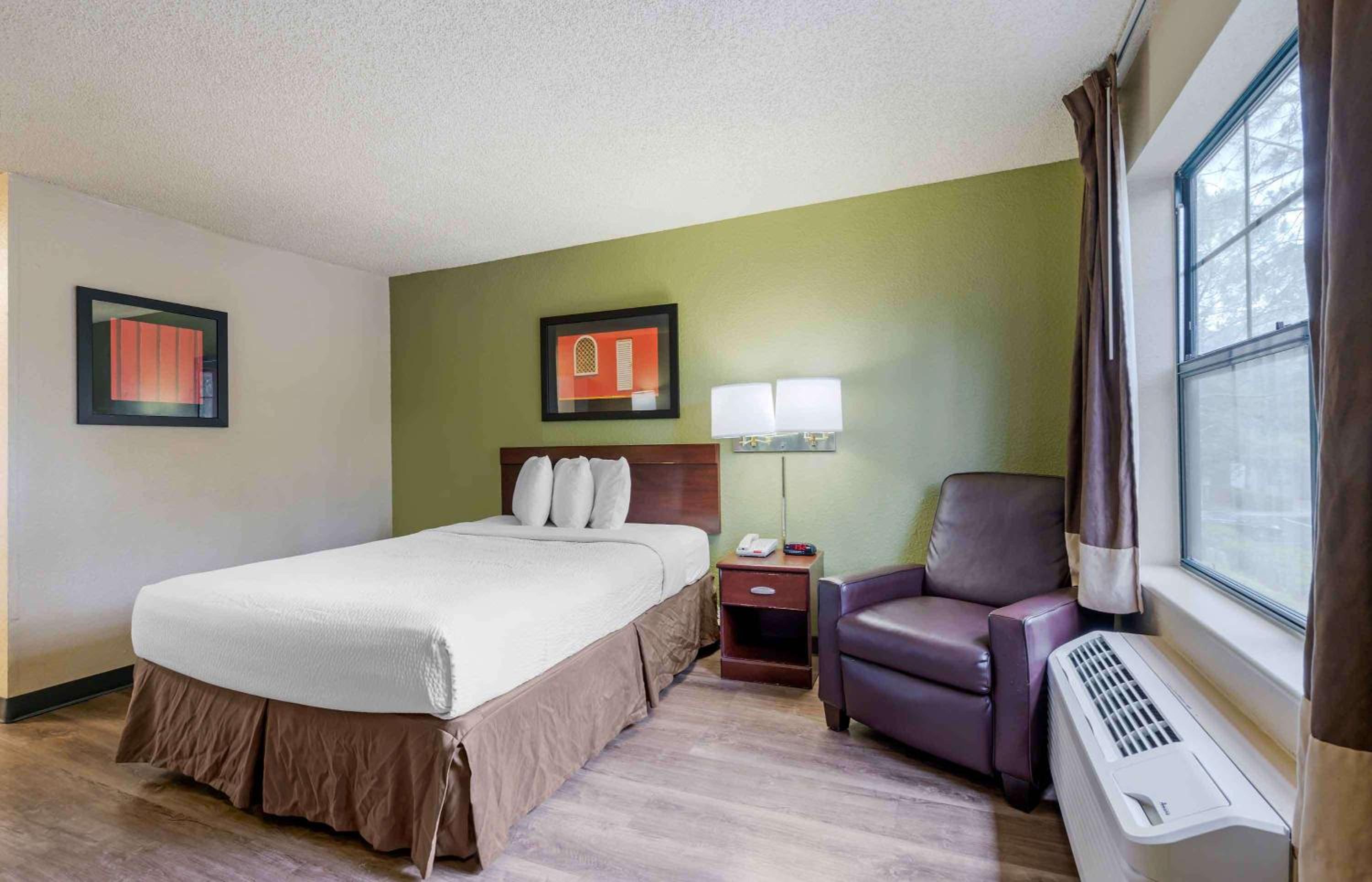 Queen studio with 1 Queen Bed - Disability Access/Non-Smoking