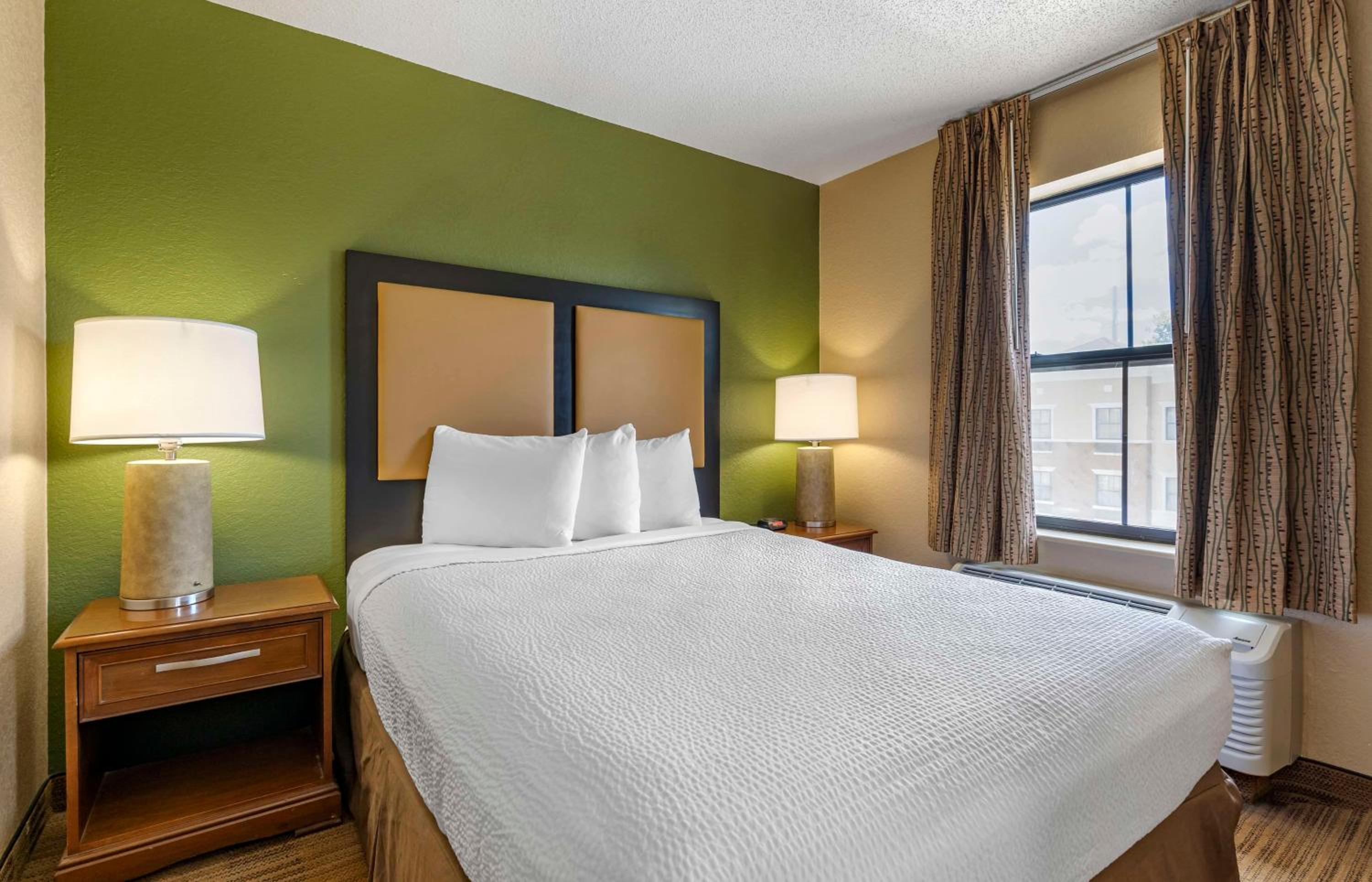 Deluxe Studio with 1 Queen Bed - Non-Smoking photo 1