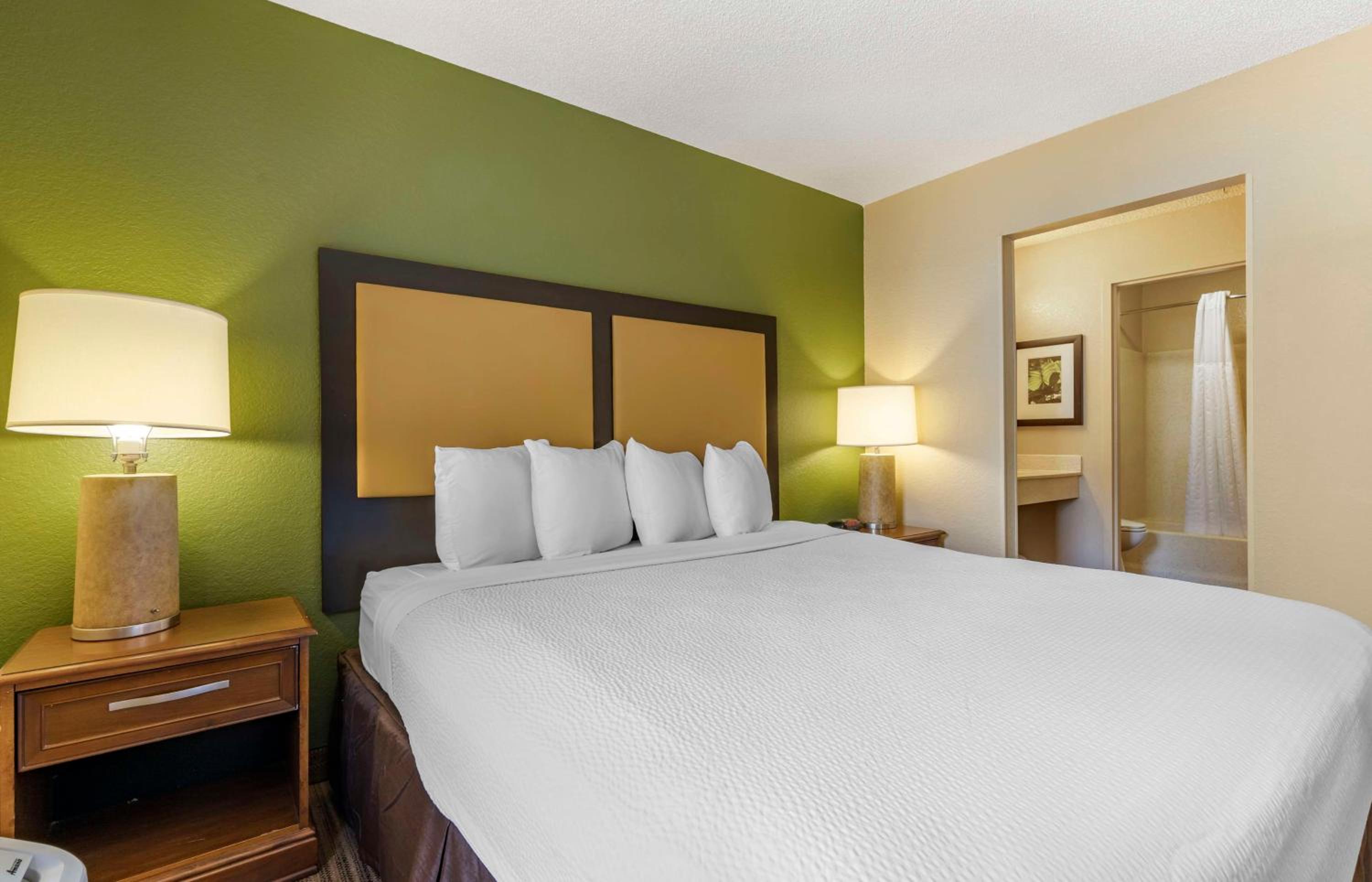 Deluxe Studio with 1 King Bed - Non-Smoking photo 1