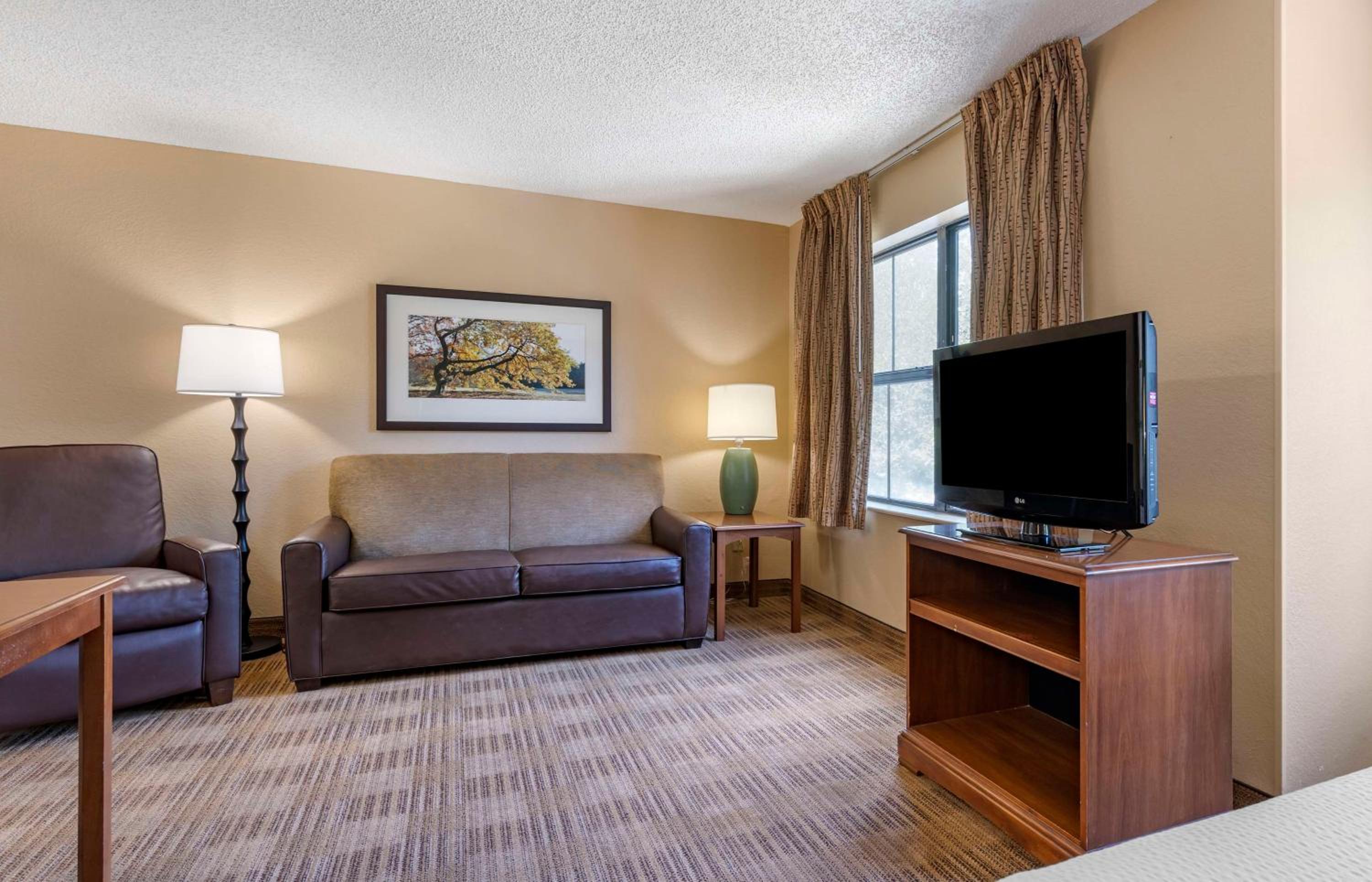 Deluxe Studio with 1 King Bed - Non-Smoking photo 2