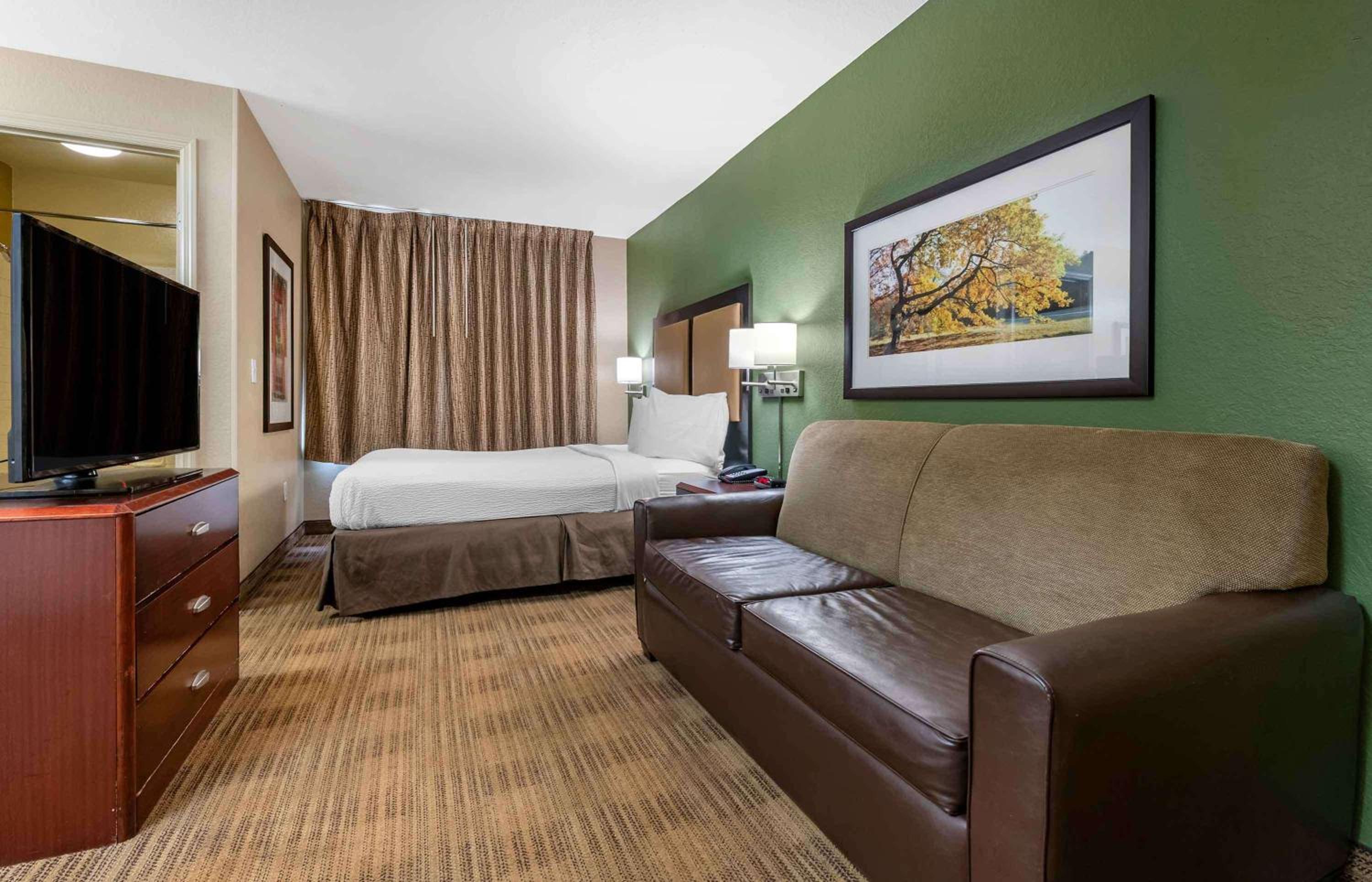 Deluxe Studio with one queen bed - Non-Smoking