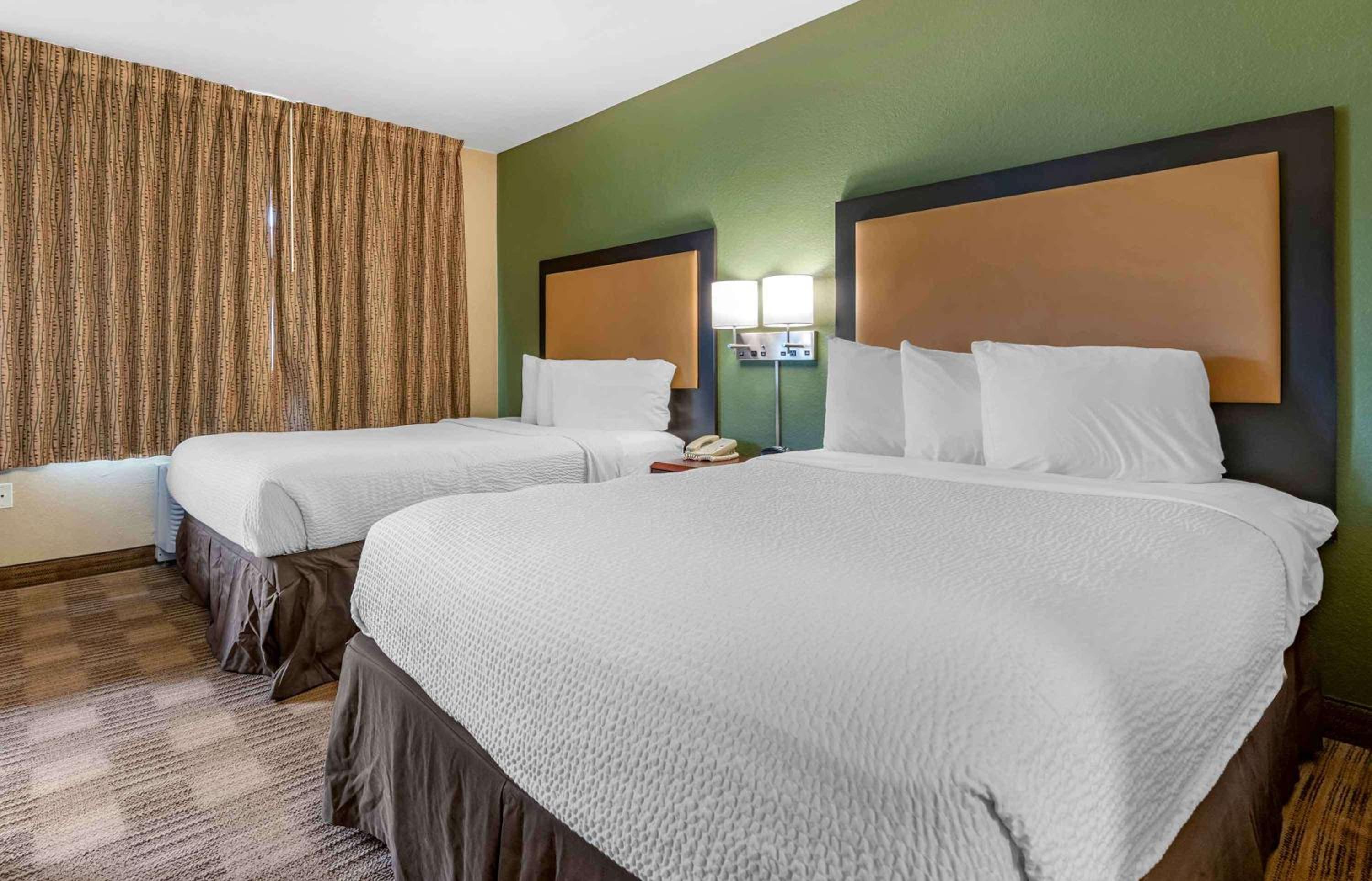Deluxe Studio with Two Double Beds - Non-Smoking