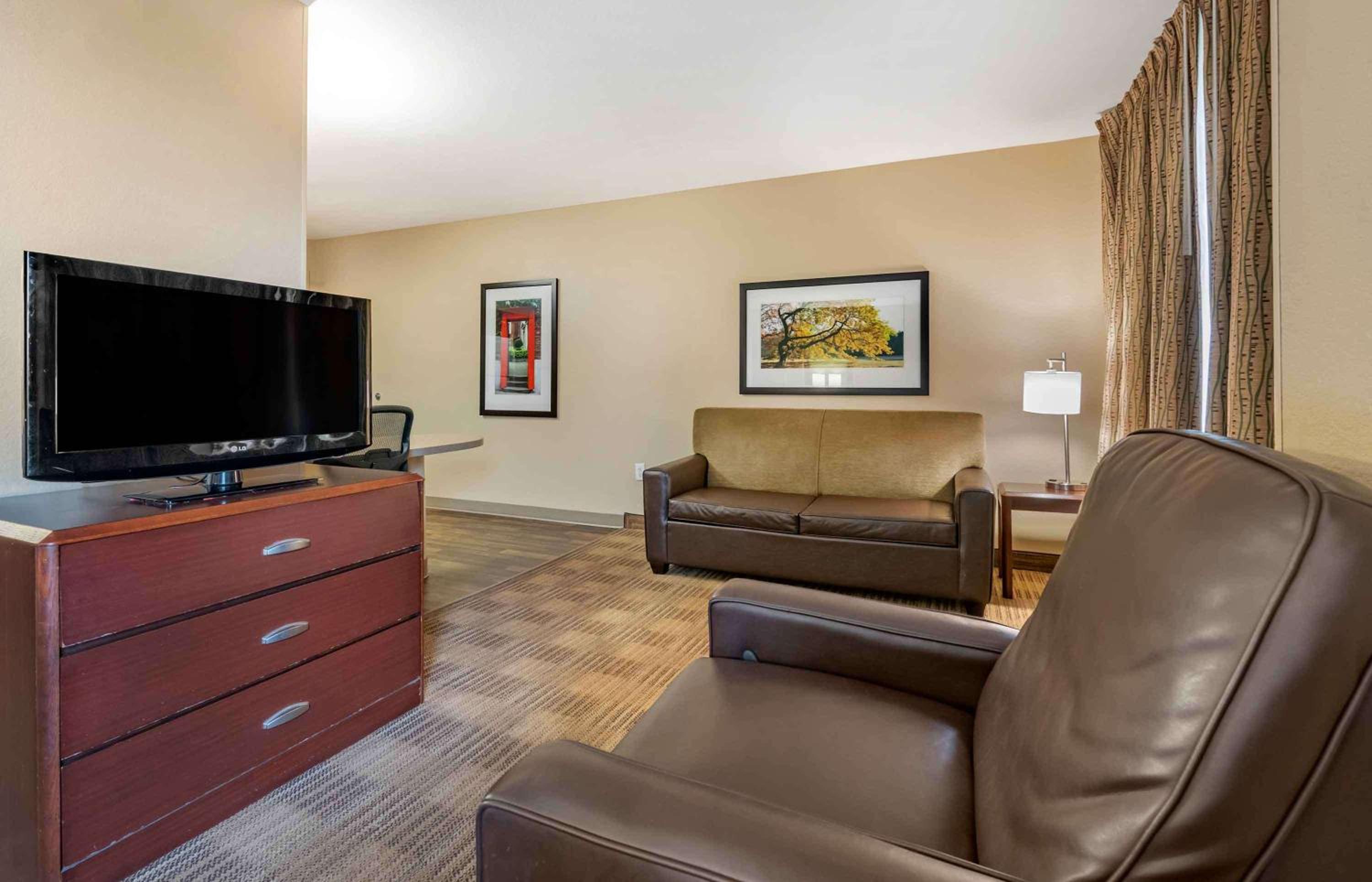 Deluxe Studio with Two Double Beds - Non-Smoking photo 3