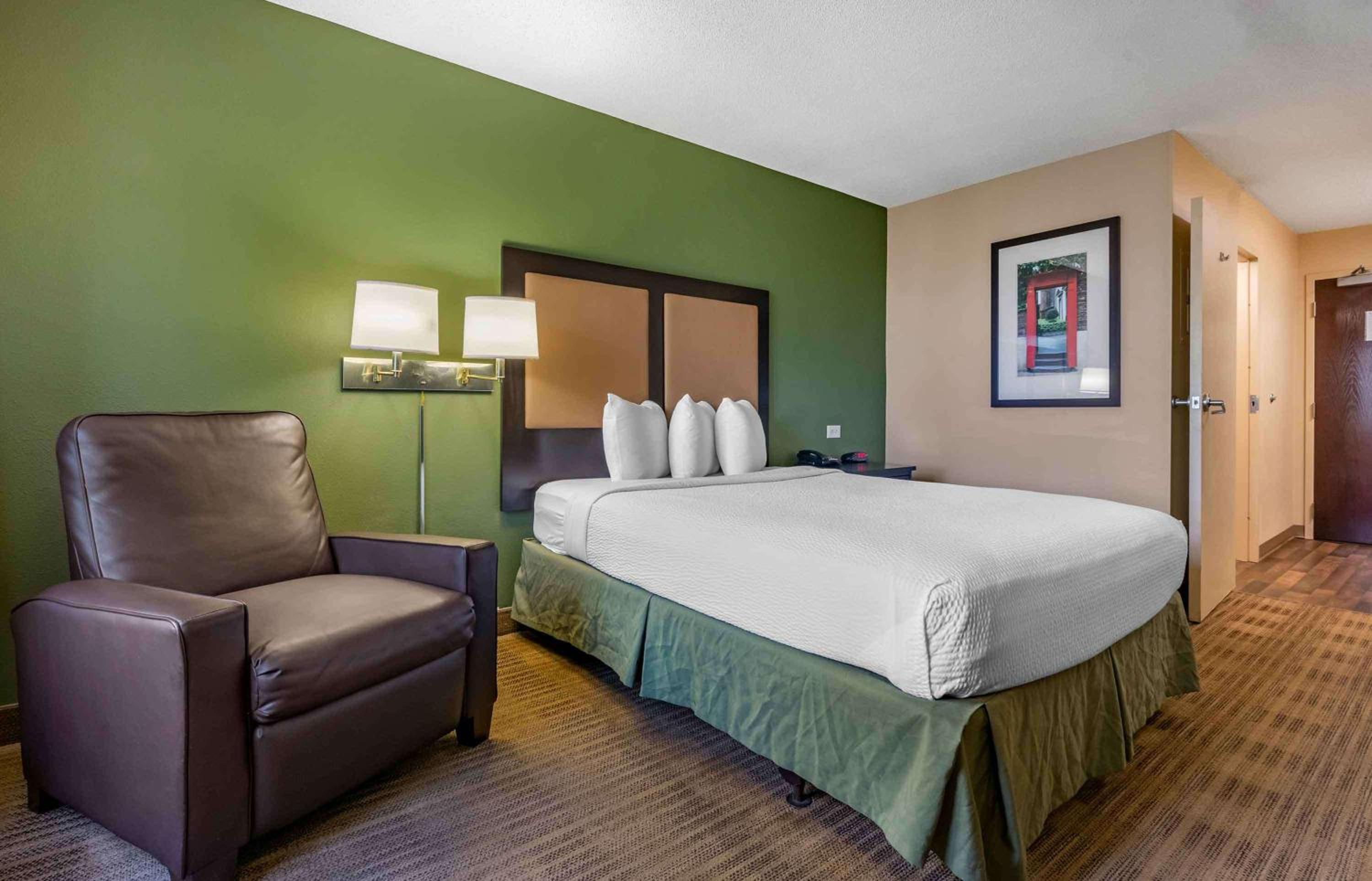 Queen studio with 1 Queen Bed - Disability Access/Non-Smoking - Photo 13