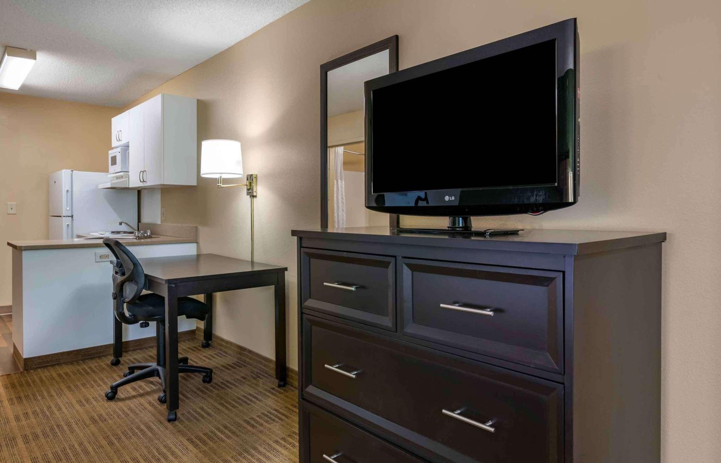 Queen studio with 1 Queen Bed - Disability Access/Non-Smoking - Photo 11