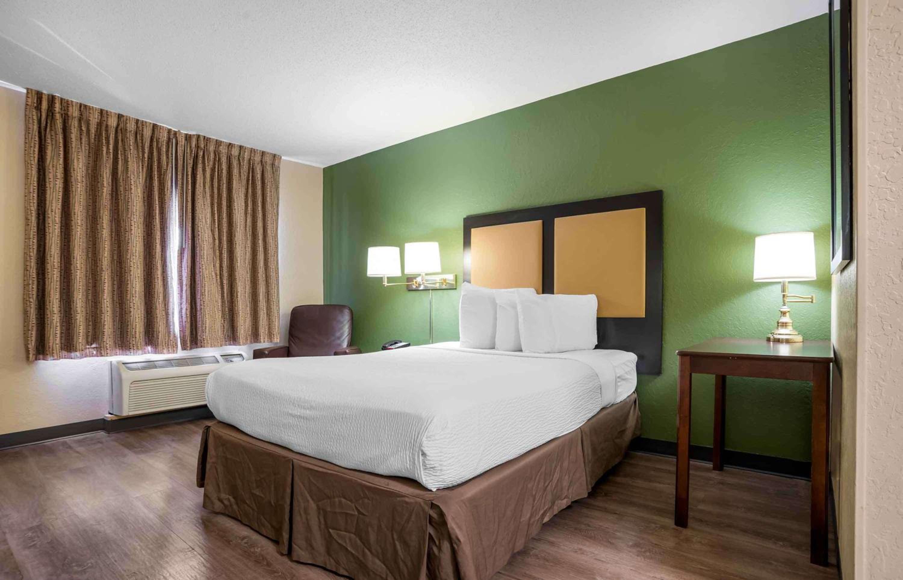 Queen studio with 1 Queen Bed - Disability Access/Non-Smoking - Photo 1