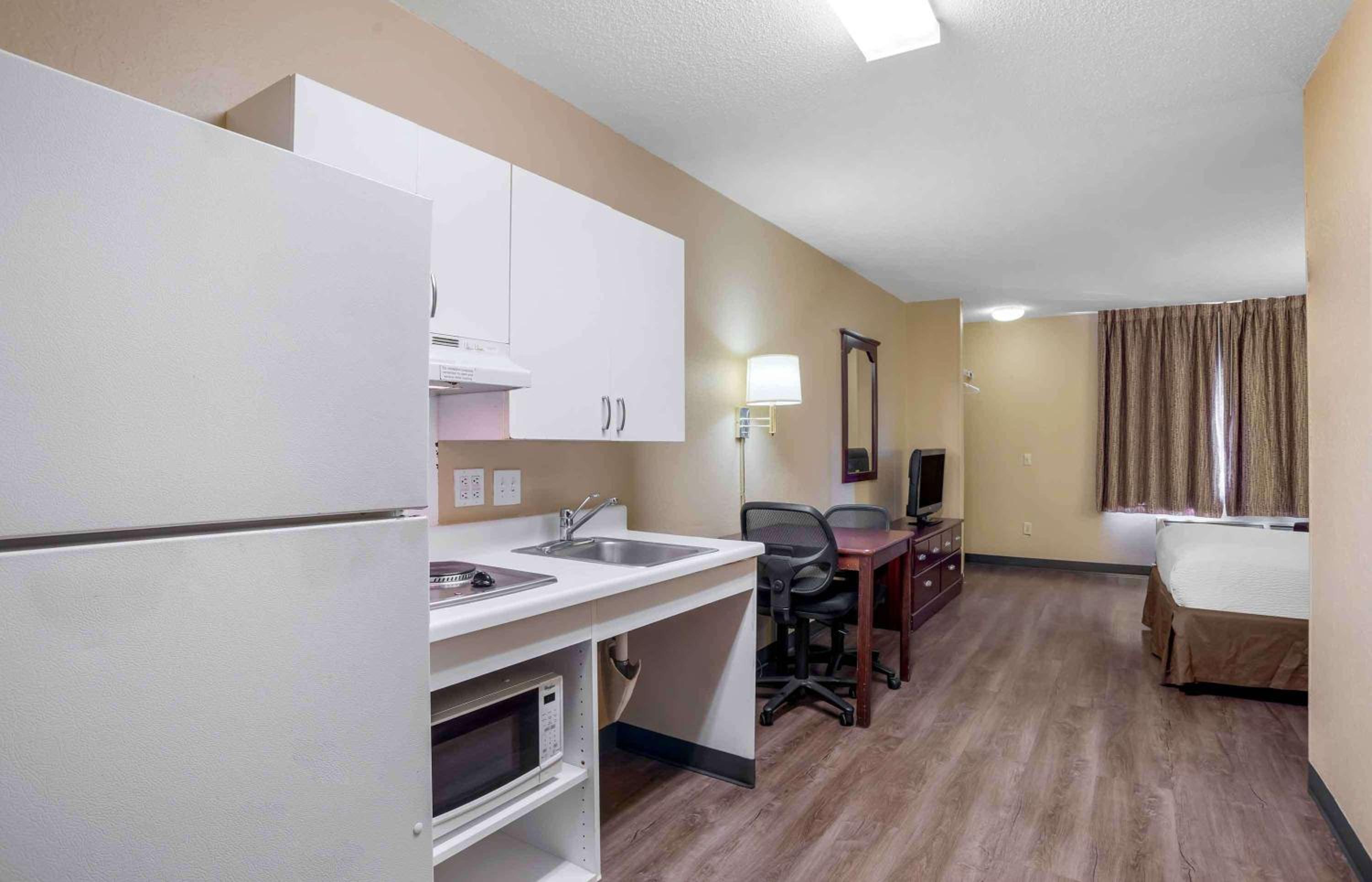Queen studio with 1 Queen Bed - Disability Access/Non-Smoking - Photo 3