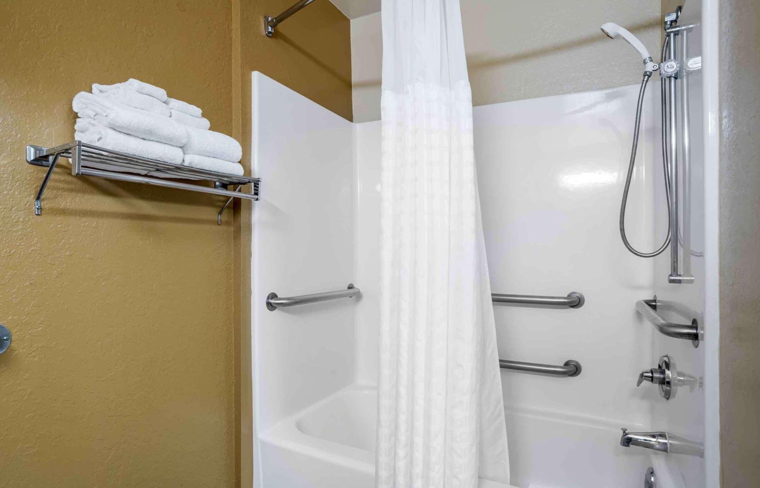 Queen studio with 1 Queen Bed - Disability Access/Non-Smoking - Photo 5