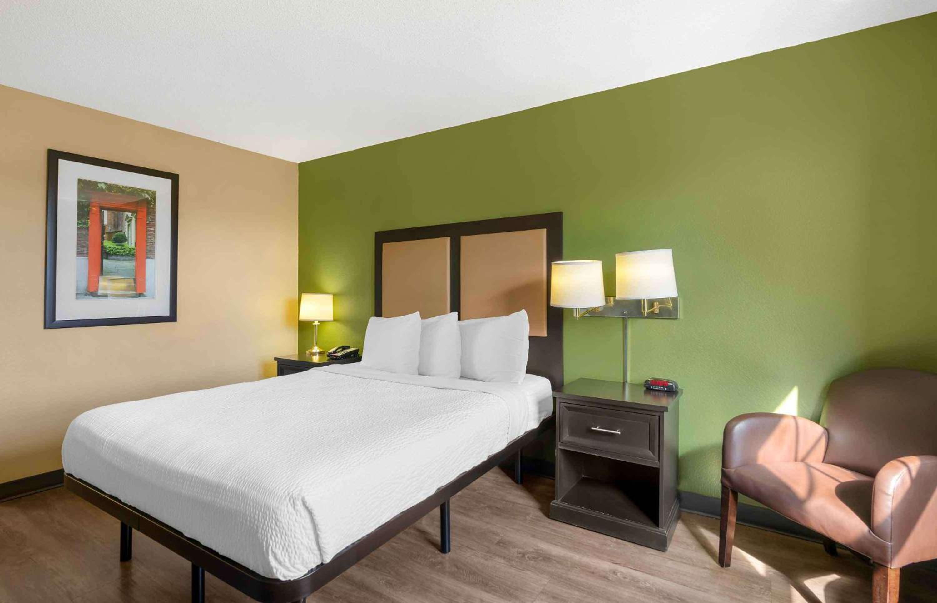 Queen studio with 1 Queen Bed - Disability Access/Non-Smoking - Photo 1