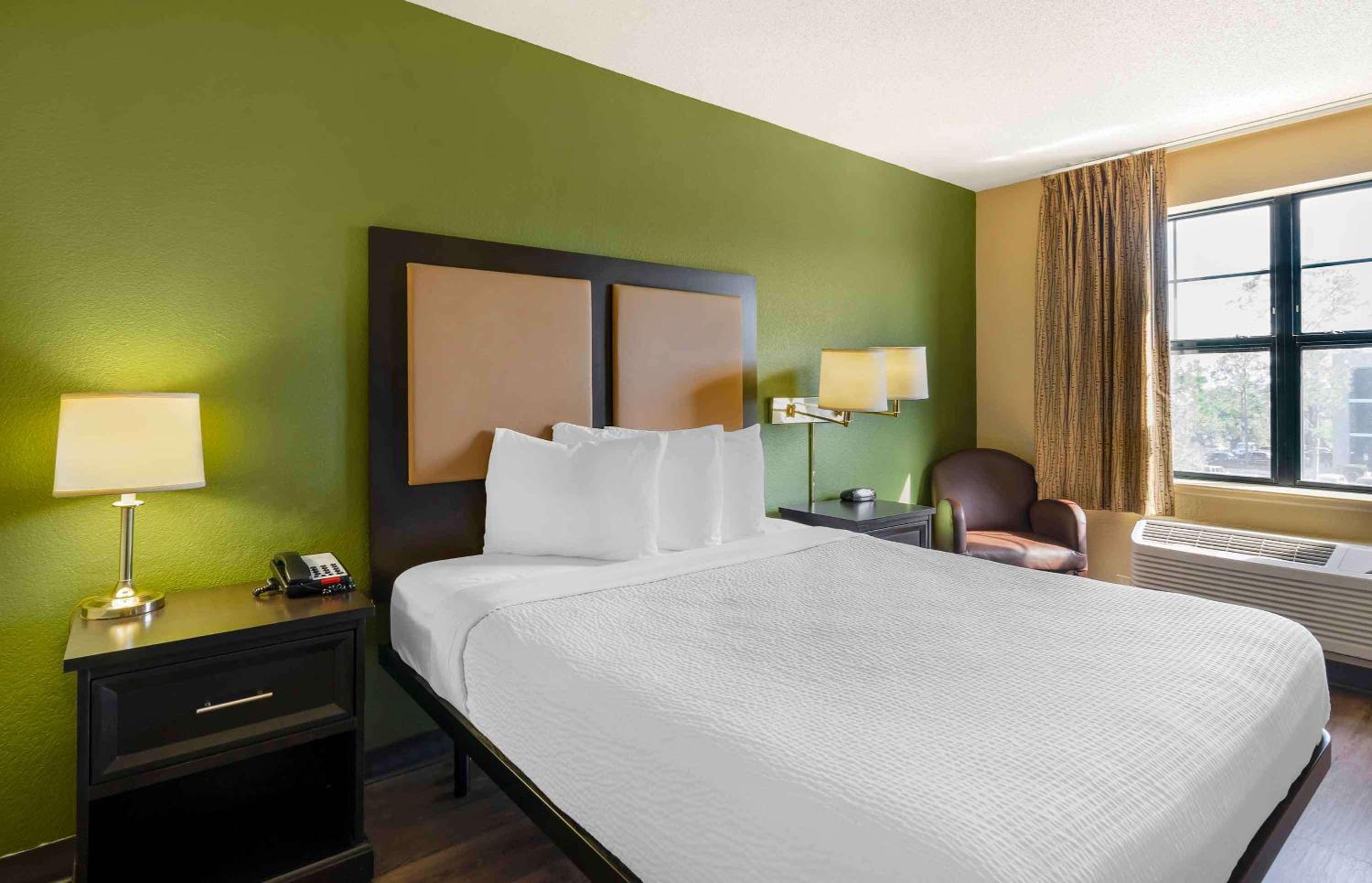 Queen studio with 1 Queen Bed - Disability Access/Non-Smoking - Photo 9