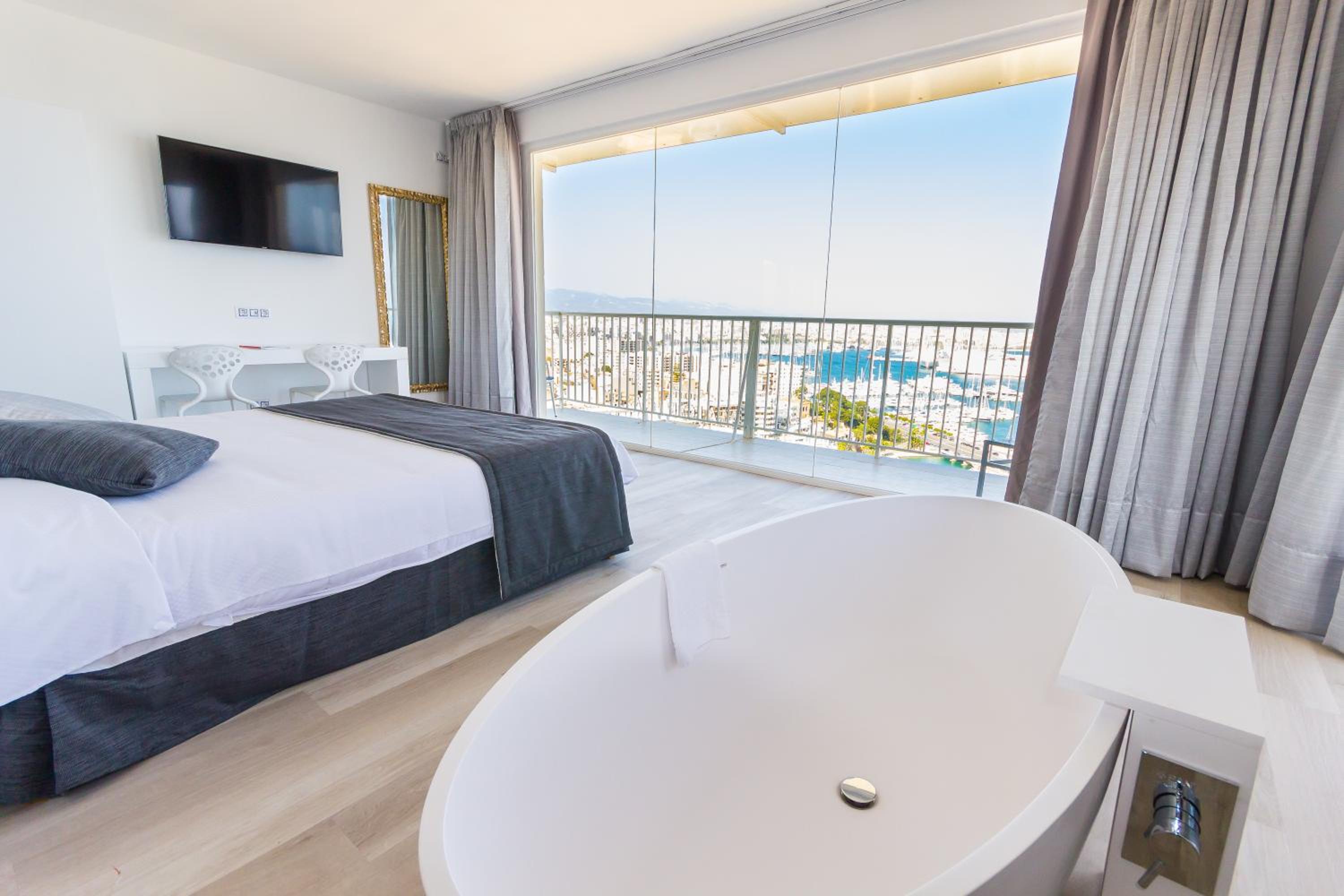 Deluxe Suite with Sea View - Photo 8