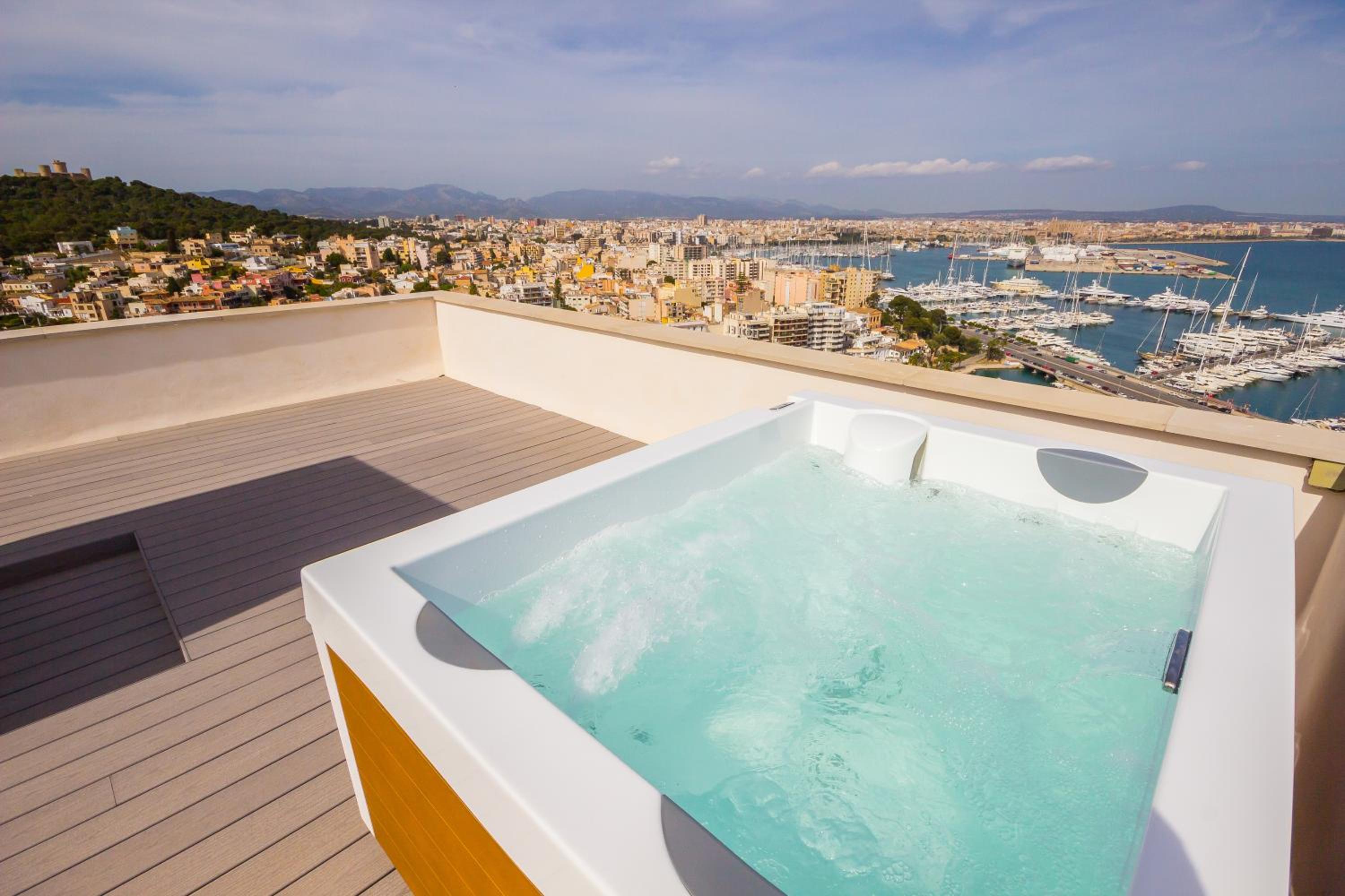 Deluxe Suite with Sea View