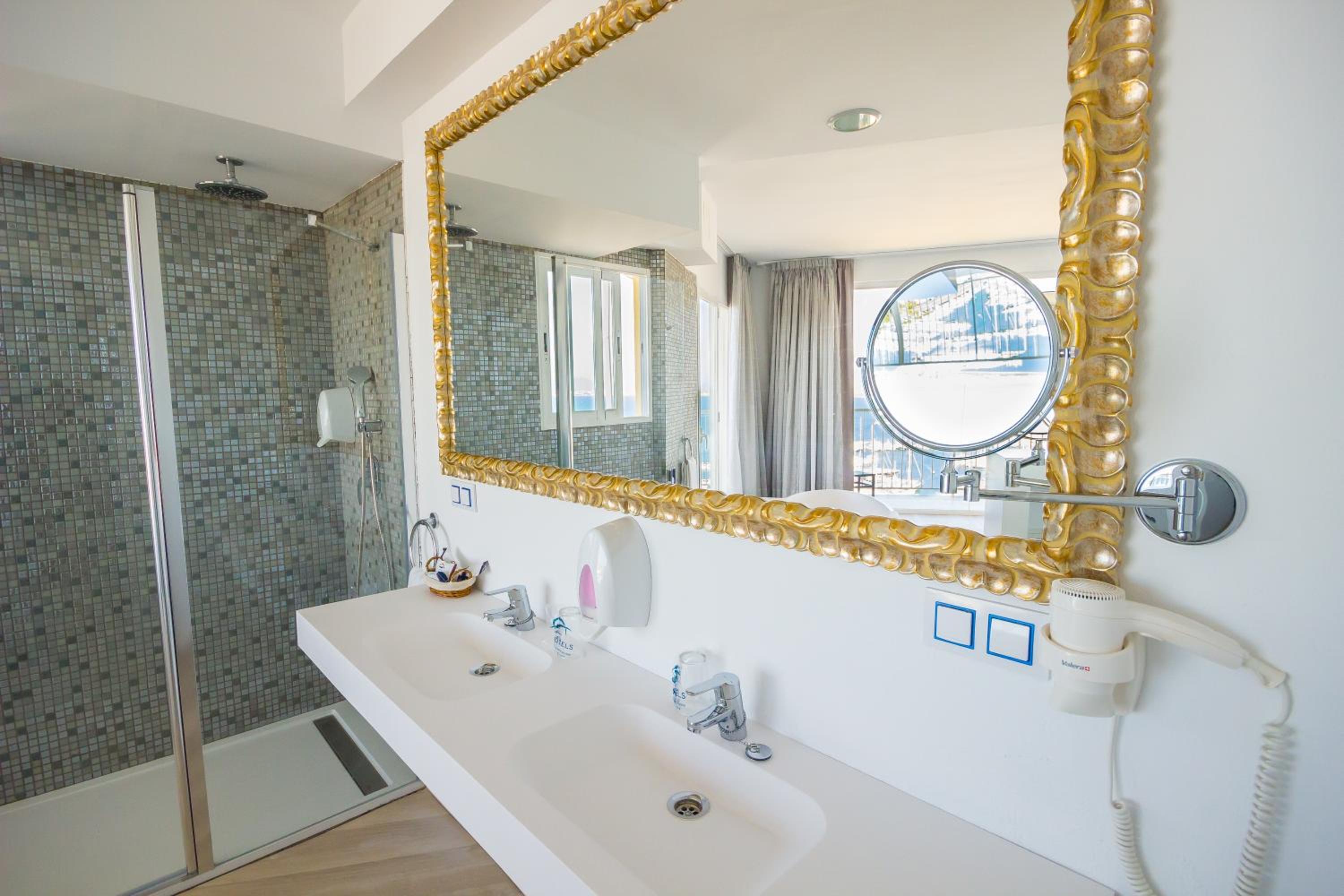 Deluxe Suite with Sea View thumbnail 6