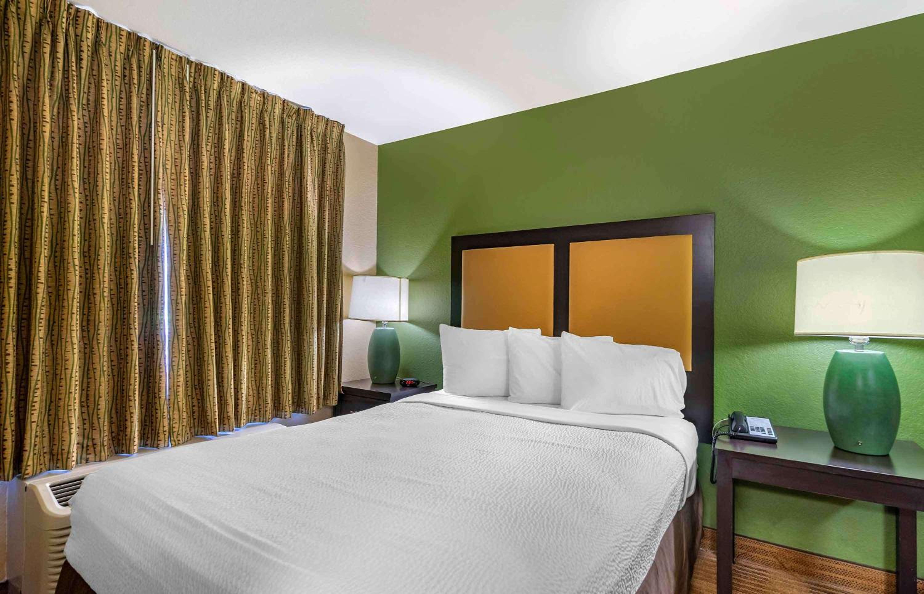 Deluxe Studio with 1 Queen Bed - Non-Smoking - Photo 1