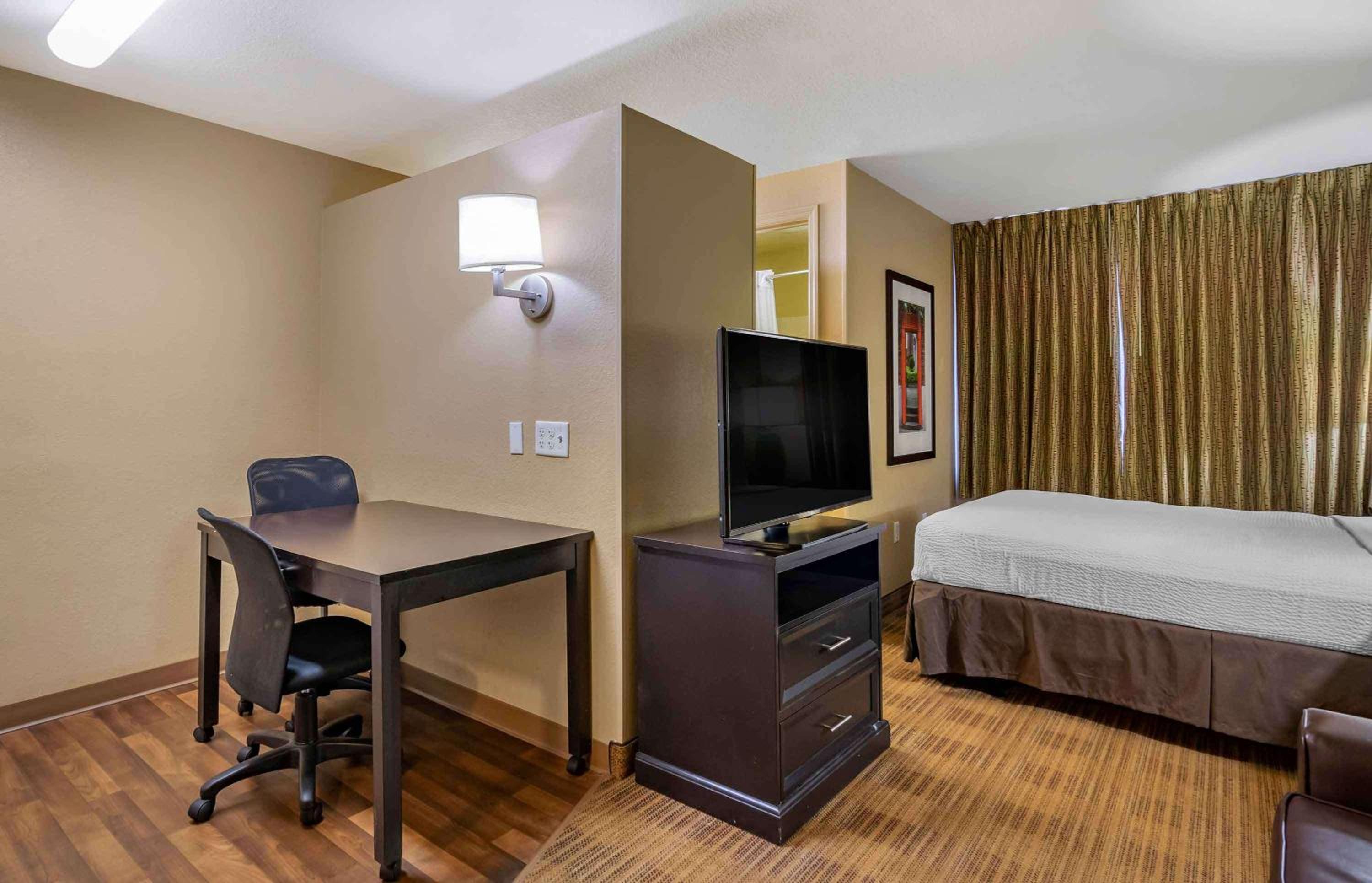 Deluxe Studio with 1 Queen Bed - Non-Smoking - Photo 5