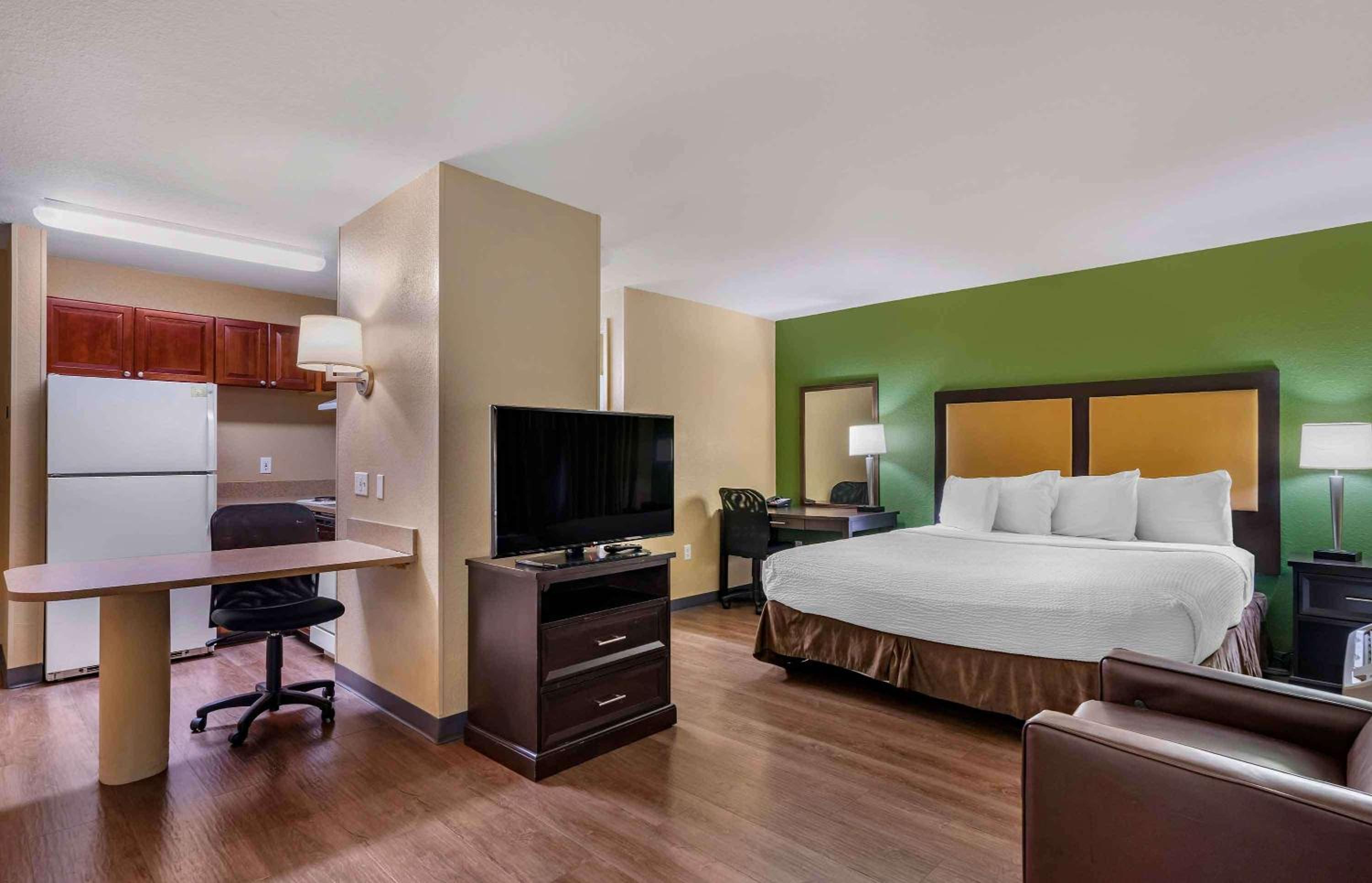Deluxe Studio with 1 King Bed - Non-Smoking - Photo 1