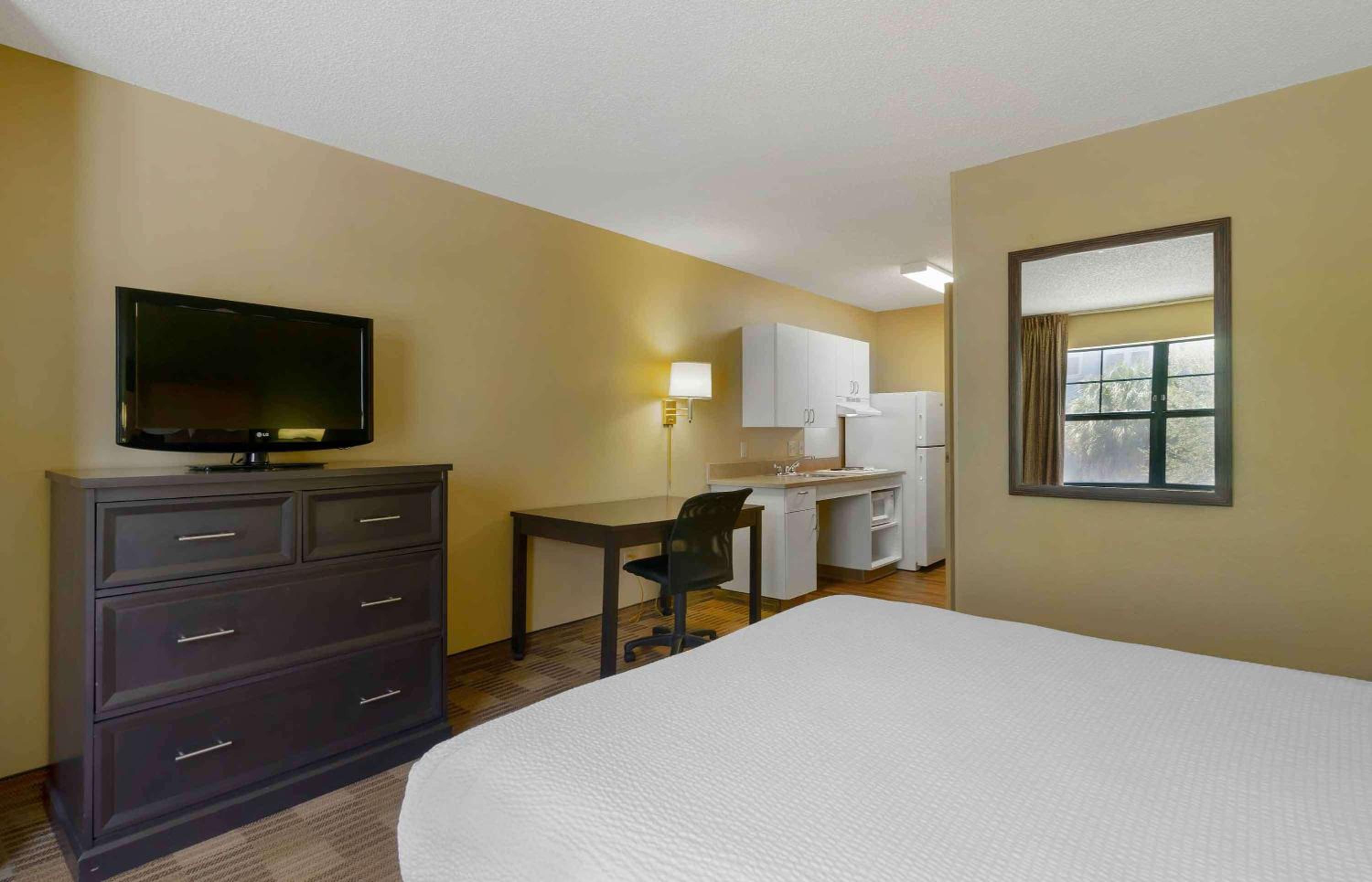 Queen studio with 1 Queen Bed - Disability Access/Non-Smoking - Photo 11