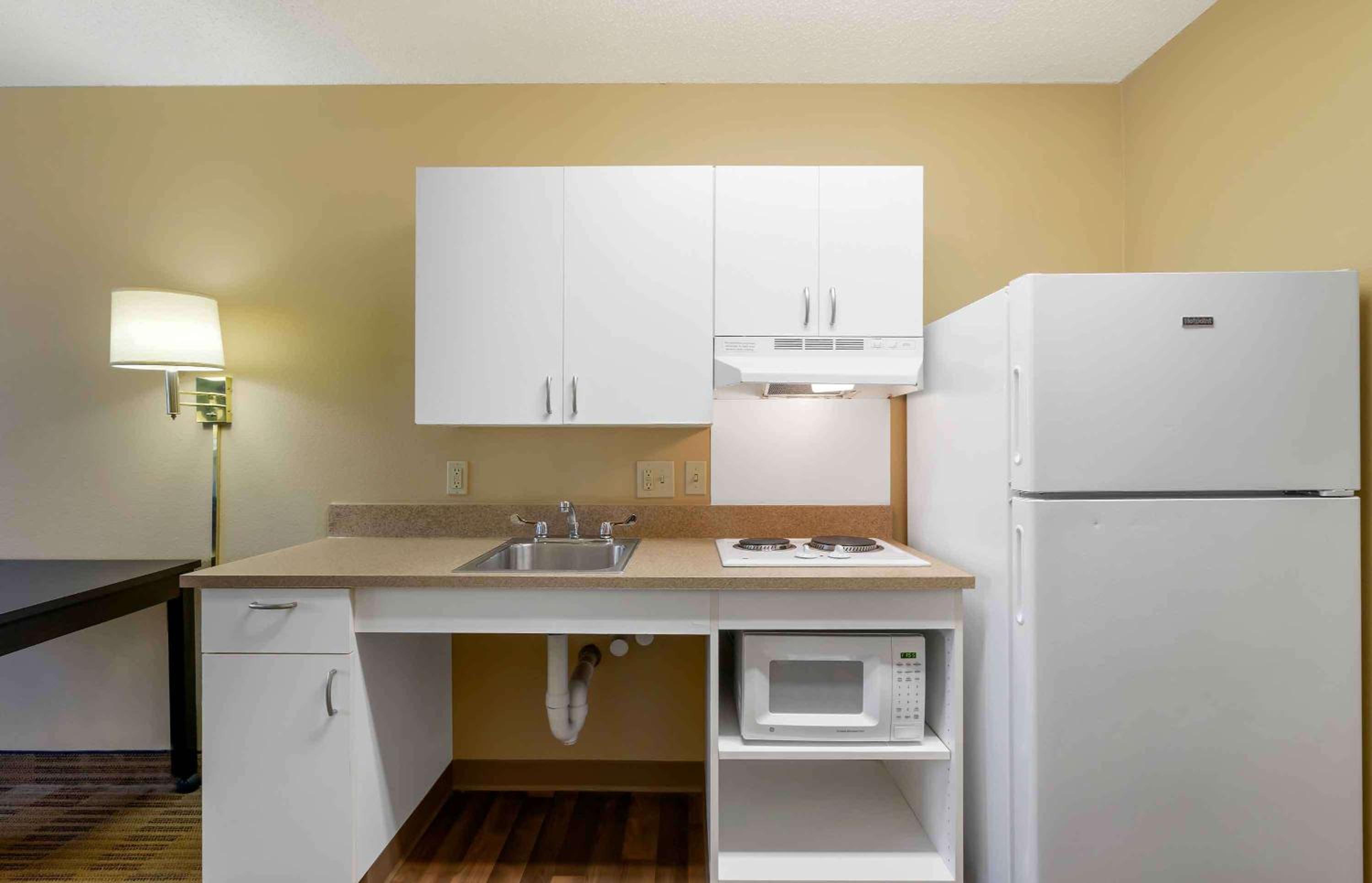Queen studio with 1 Queen Bed - Disability Access/Non-Smoking - Photo 10