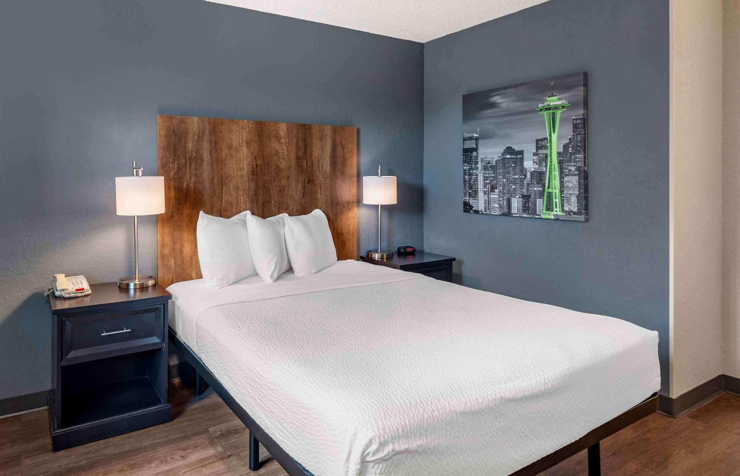 Queen Studio with One Queen Bed - Disability Access/Non-Smoking - Photo 1