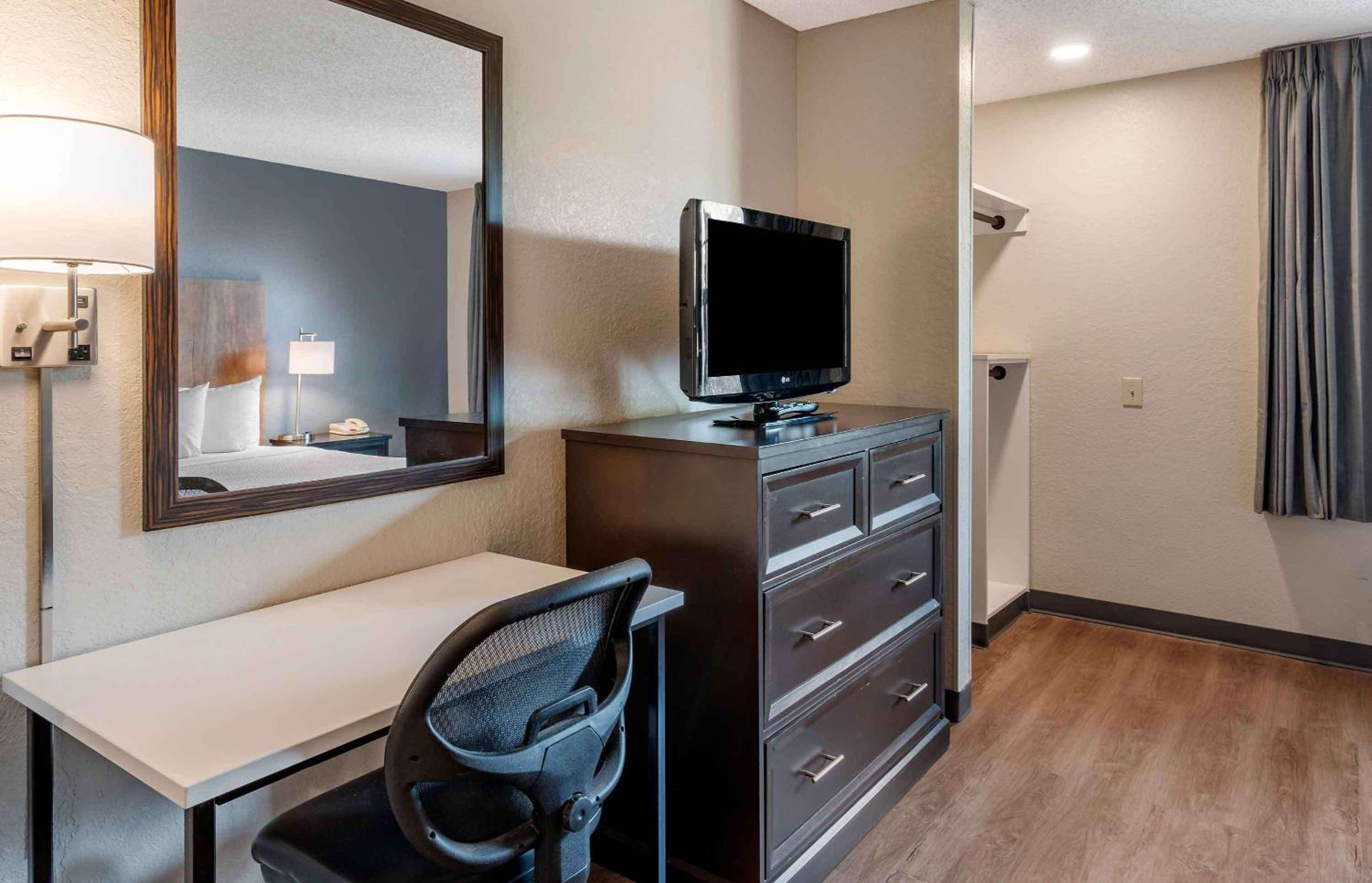 Queen Studio with One Queen Bed - Disability Access/Non-Smoking - Photo 9