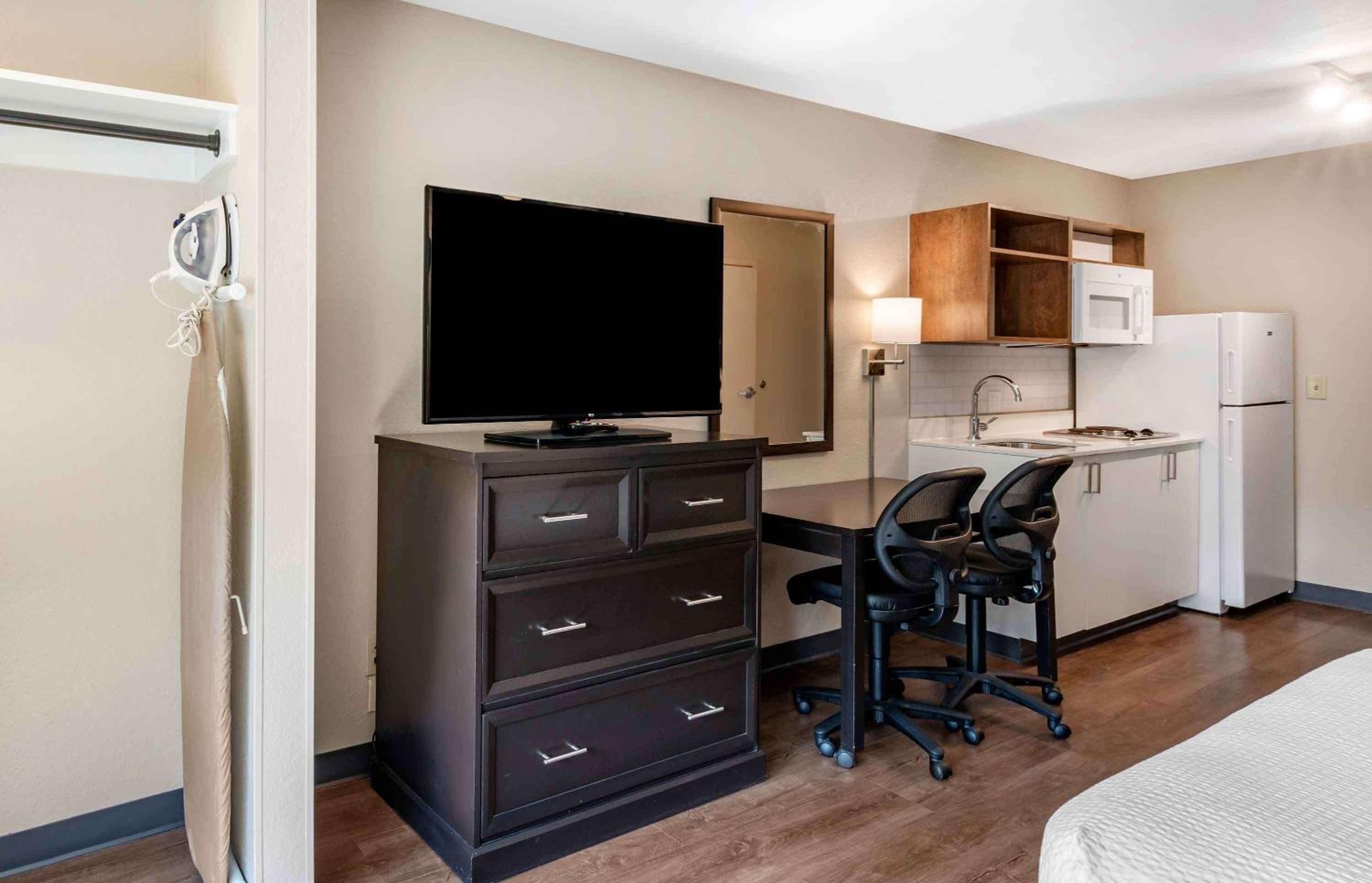 Studio with 1 Queen Bed - Hearing Accessible - Non-Smoking - Photo 4
