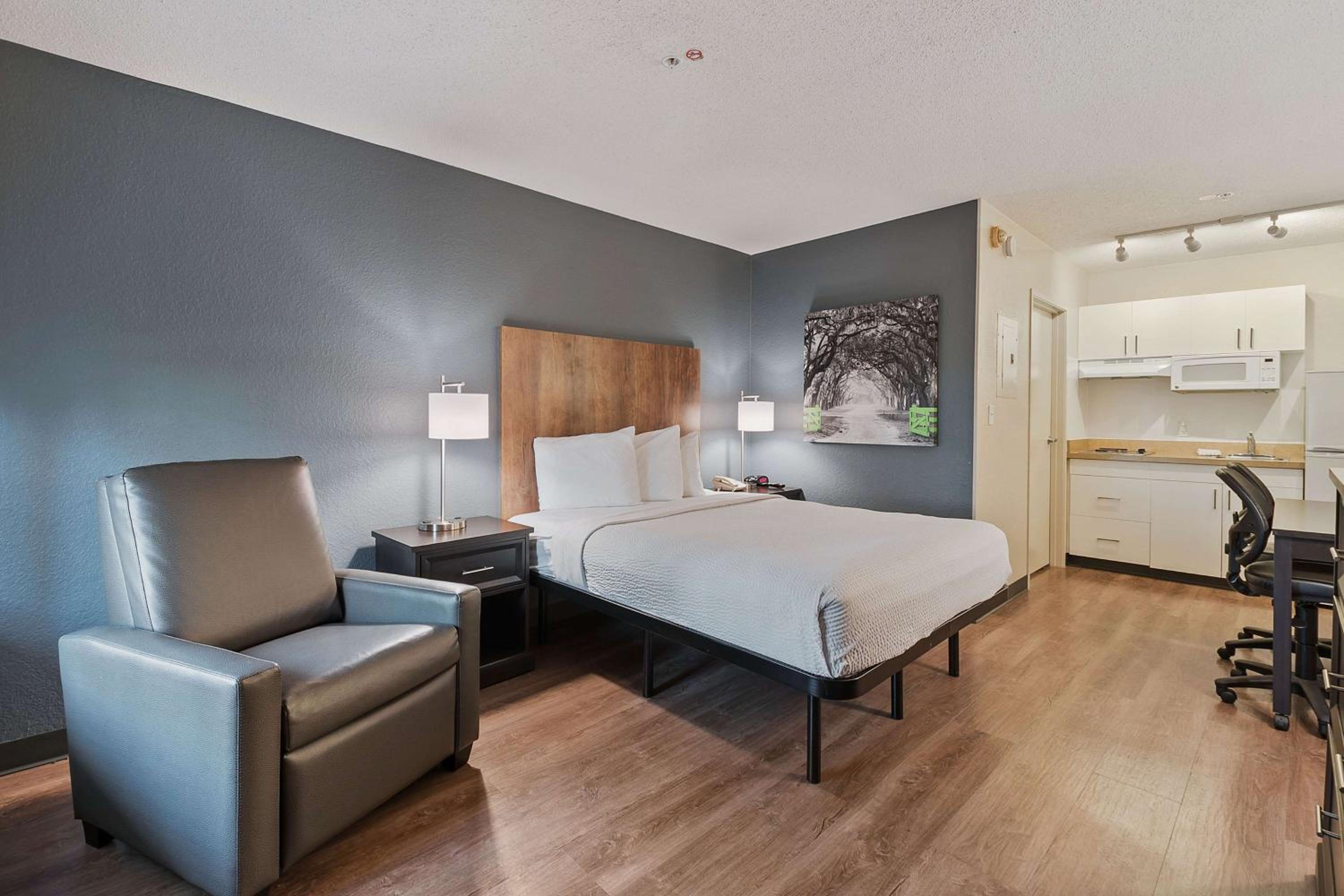 Studio with 1 Queen Bed - Hearing Accessible - Non-Smoking - Photo 1
