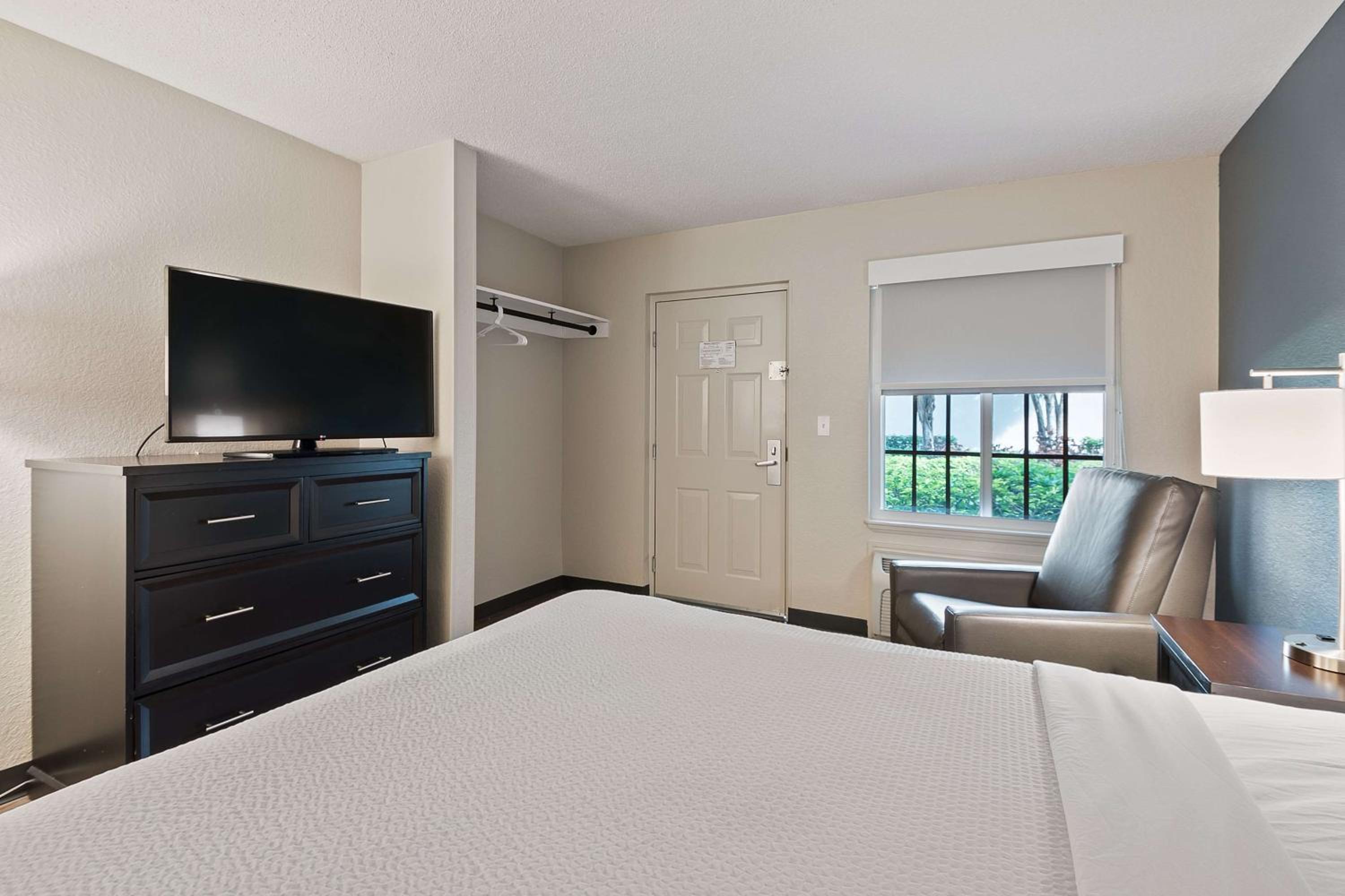 Studio with 1 Queen Bed - Hearing Accessible - Non-Smoking - Photo 9