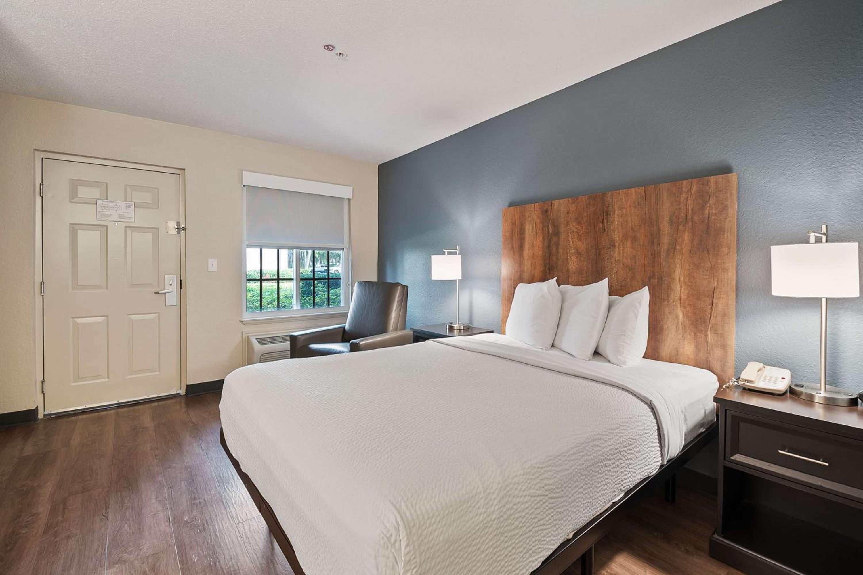 Studio with 1 Queen Bed - Hearing Accessible - Non-Smoking - Photo 11
