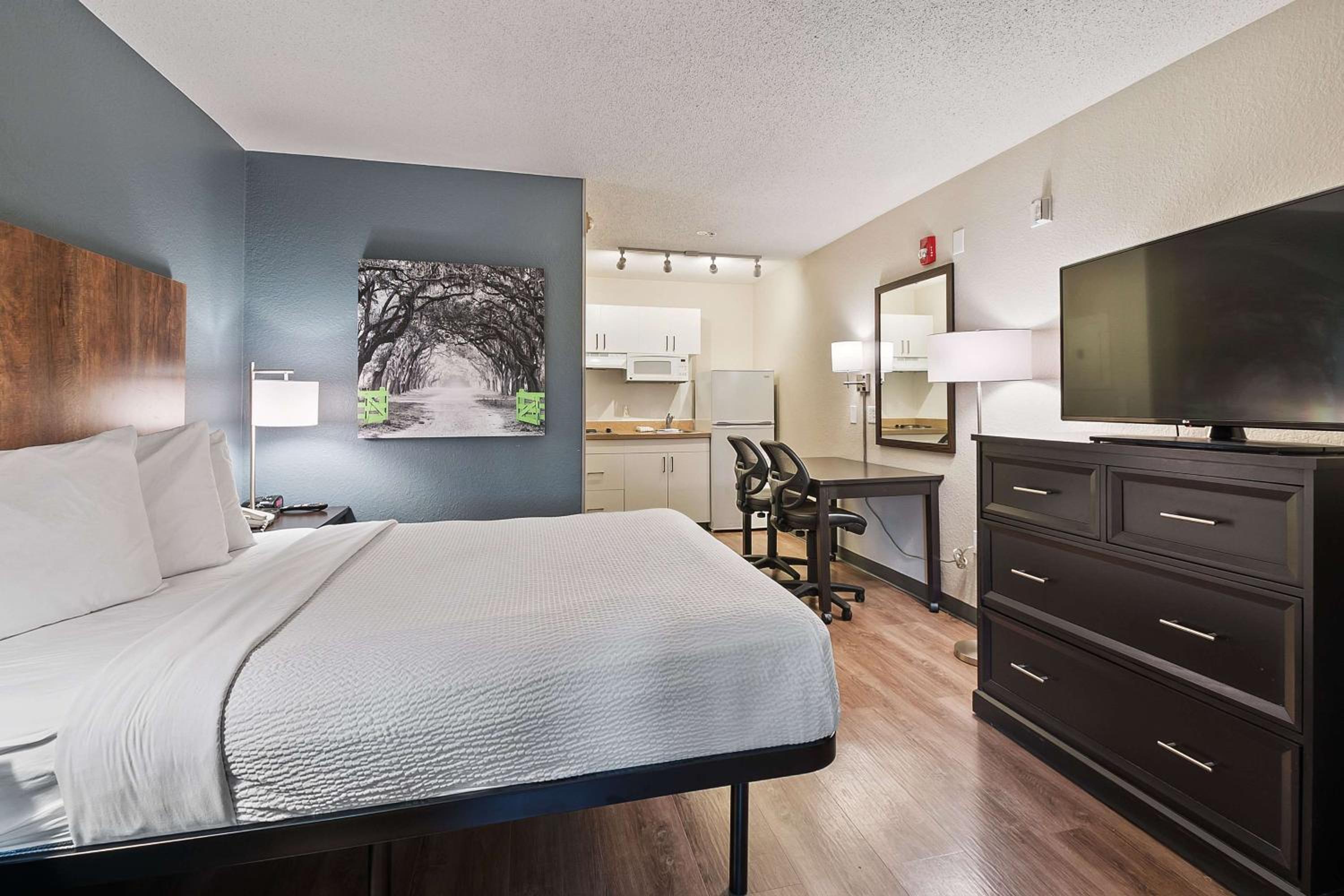 Studio with 1 Queen Bed - Hearing Accessible - Non-Smoking - Photo 10