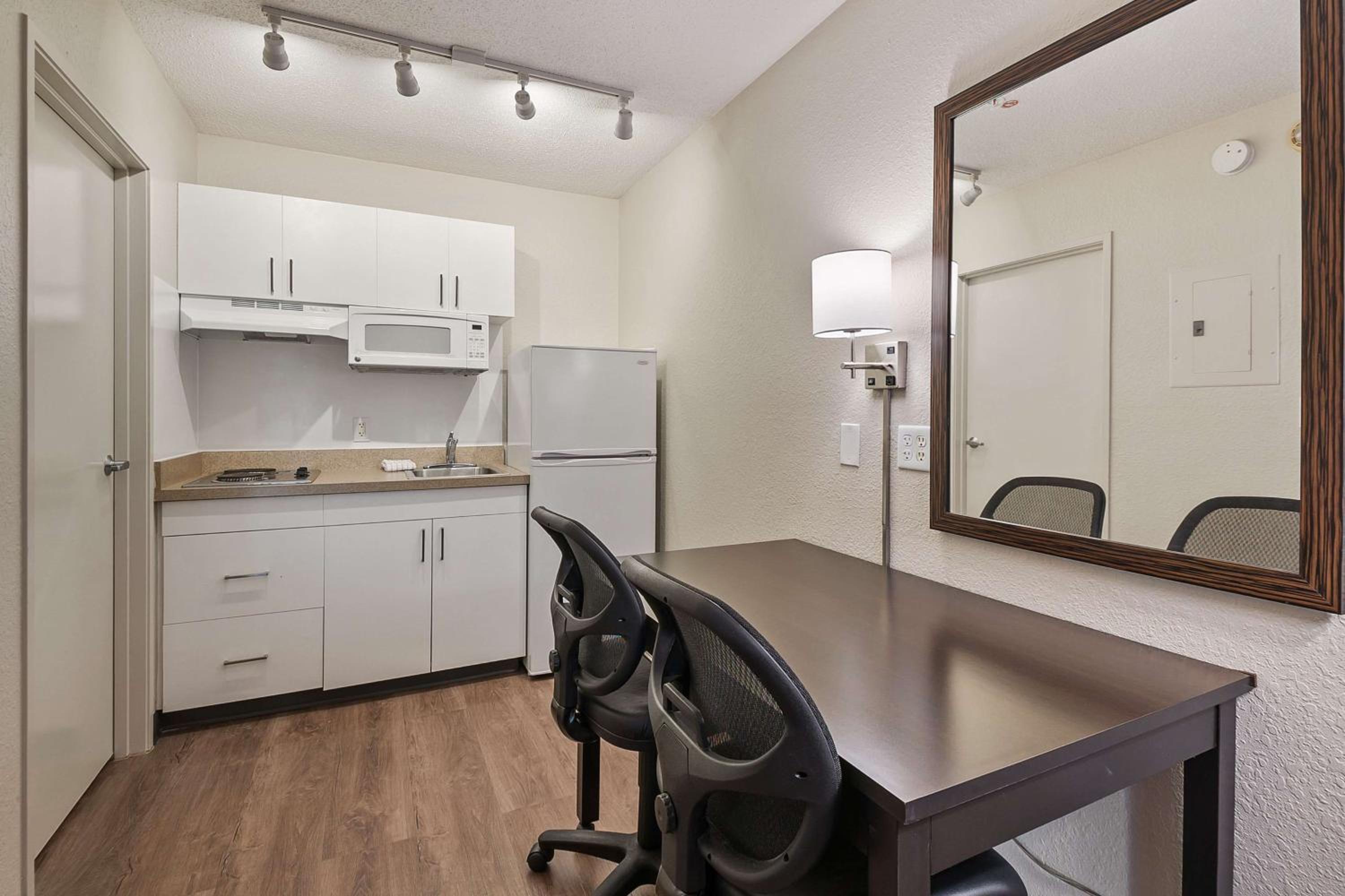 Studio with 1 Queen Bed - Hearing Accessible - Non-Smoking - Photo 8