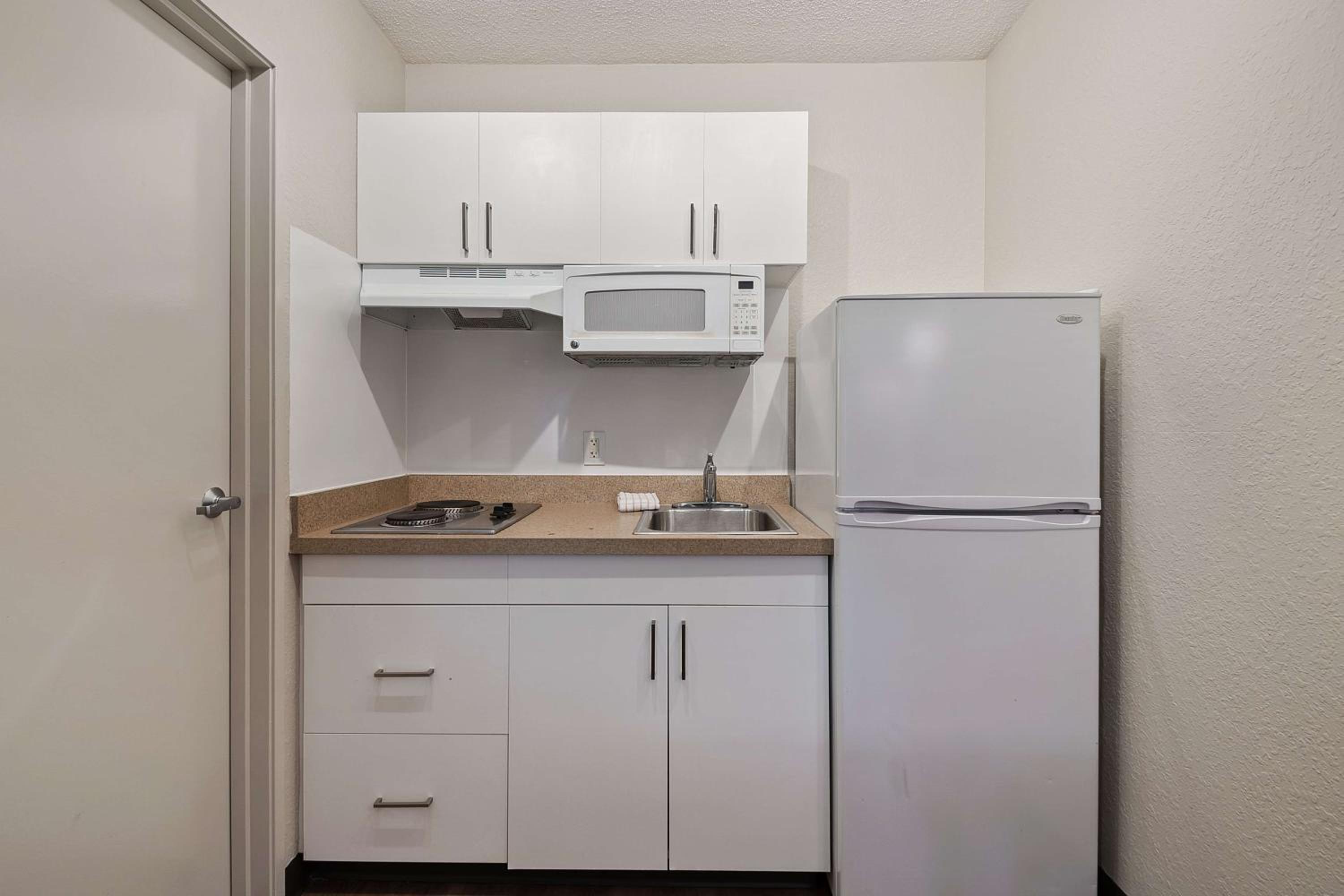 Studio with 1 Queen Bed - Hearing Accessible - Non-Smoking - Photo 17