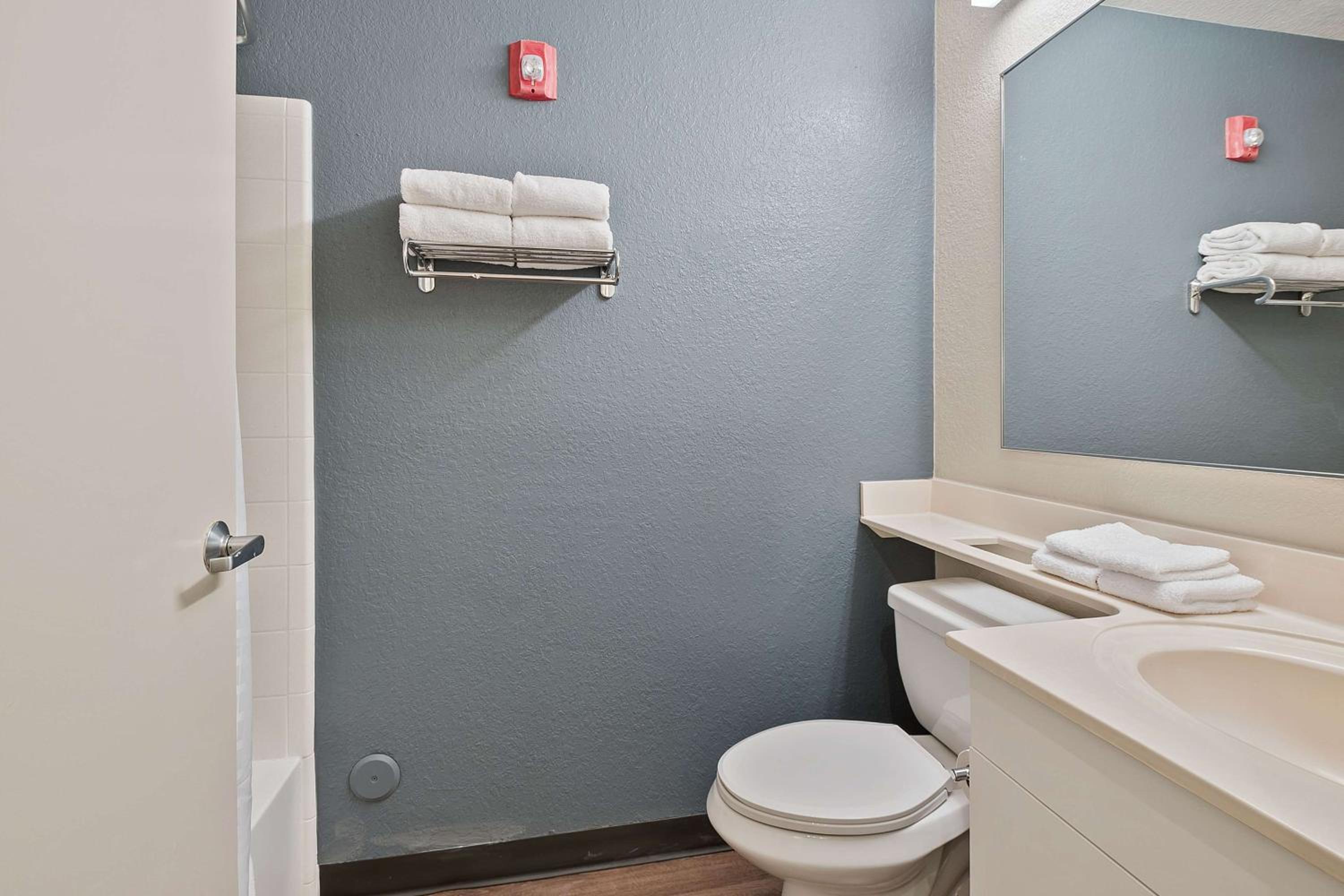 Studio with 1 Queen Bed - Hearing Accessible - Non-Smoking - Photo 16