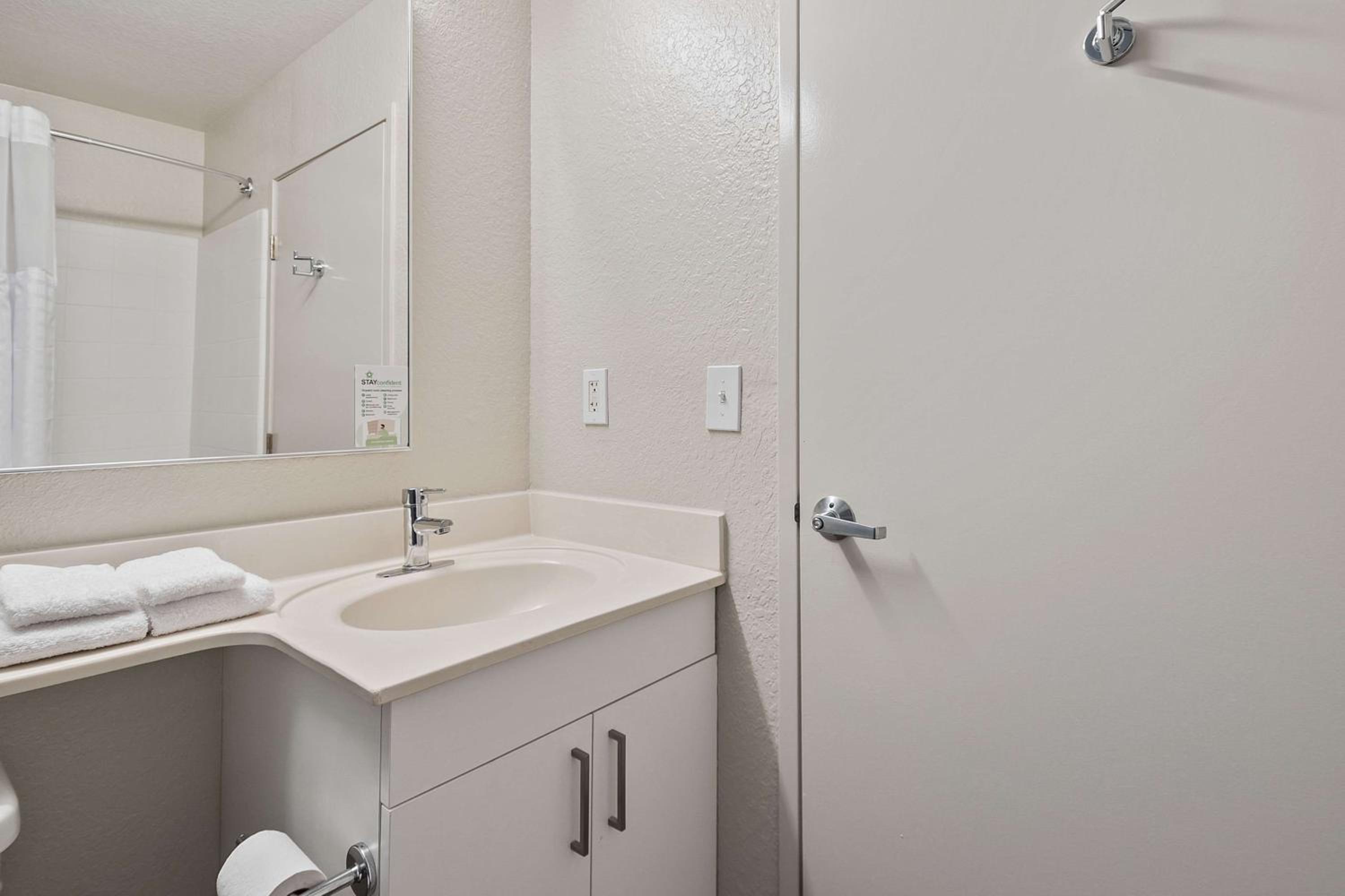 Studio with 1 Queen Bed - Hearing Accessible - Non-Smoking - Photo 15