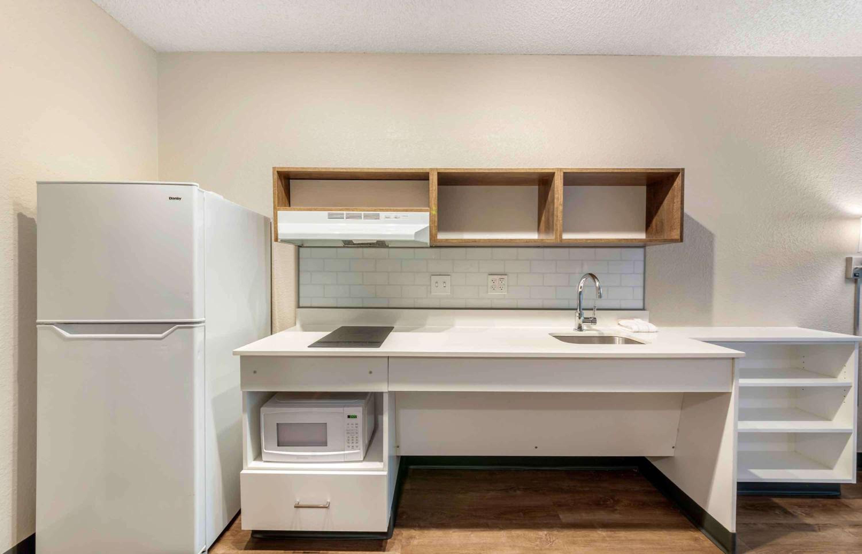 Queen studio with 1 Queen Bed - Disability Access/Non-Smoking photo 3