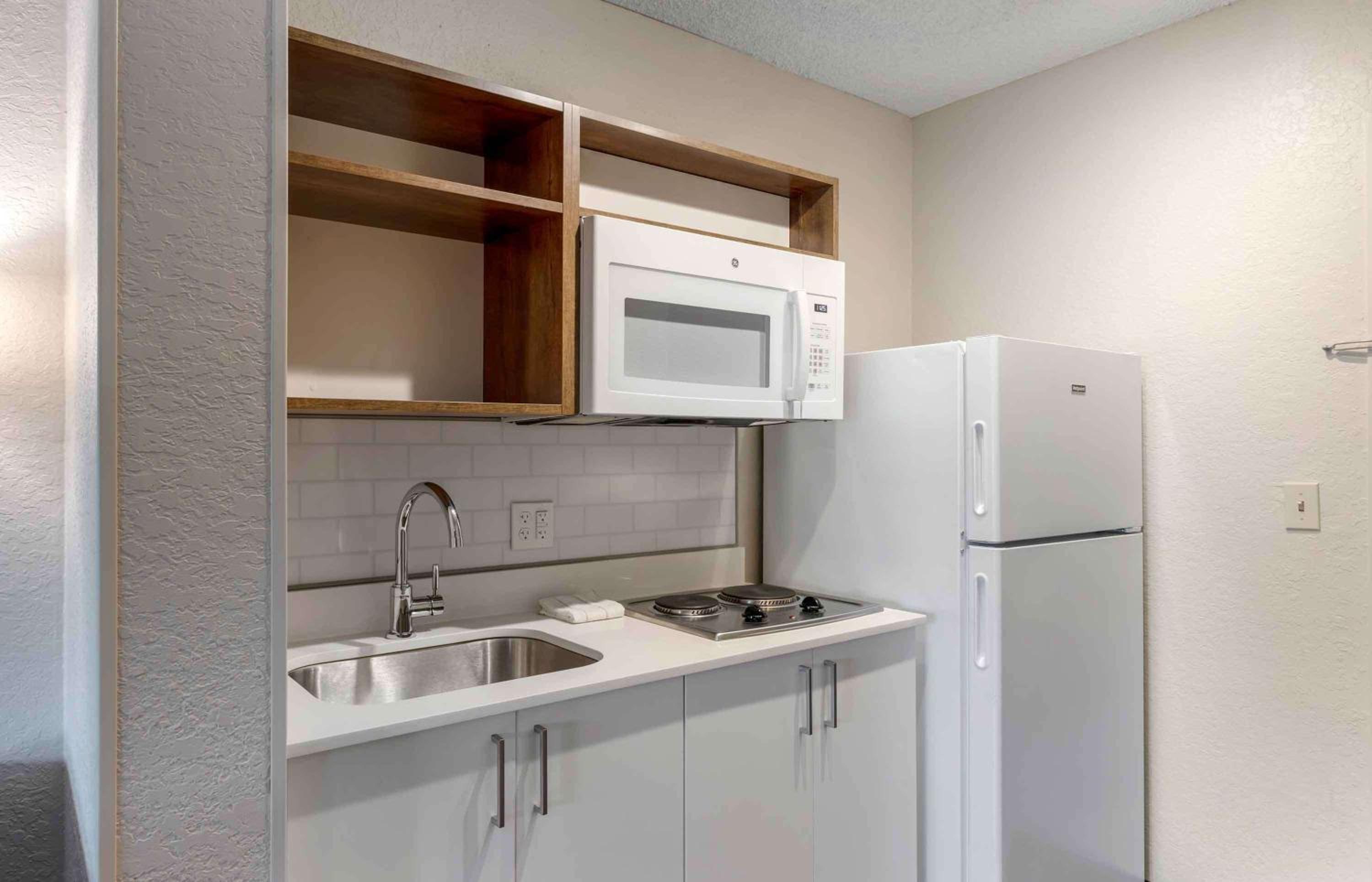 Studio with 1 Queen Bed - Hearing Accessible - Non-Smoking - Photo 12