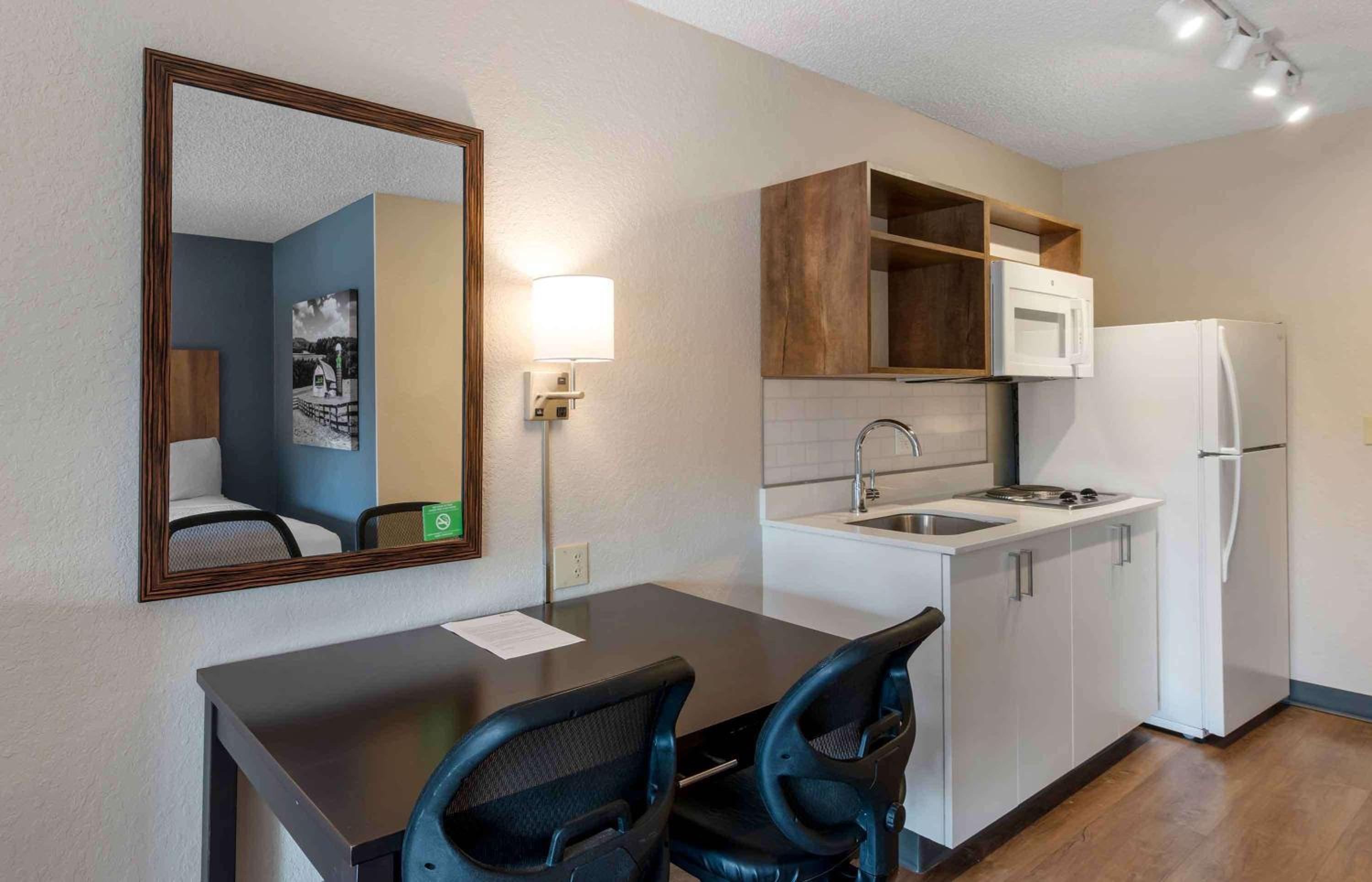 Superior Studio with 2 Double Beds - Non-Smoking - Photo 11