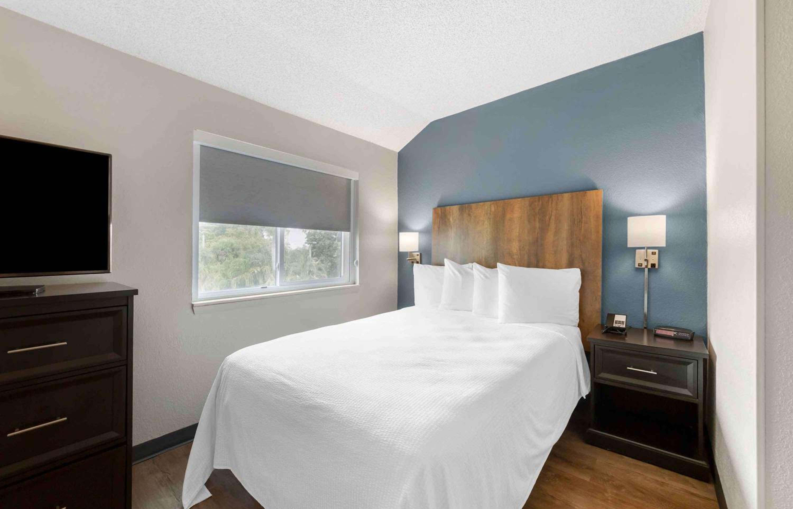 Queen studio with 1 Queen Bed - Disability Access/Non-Smoking - Photo 1