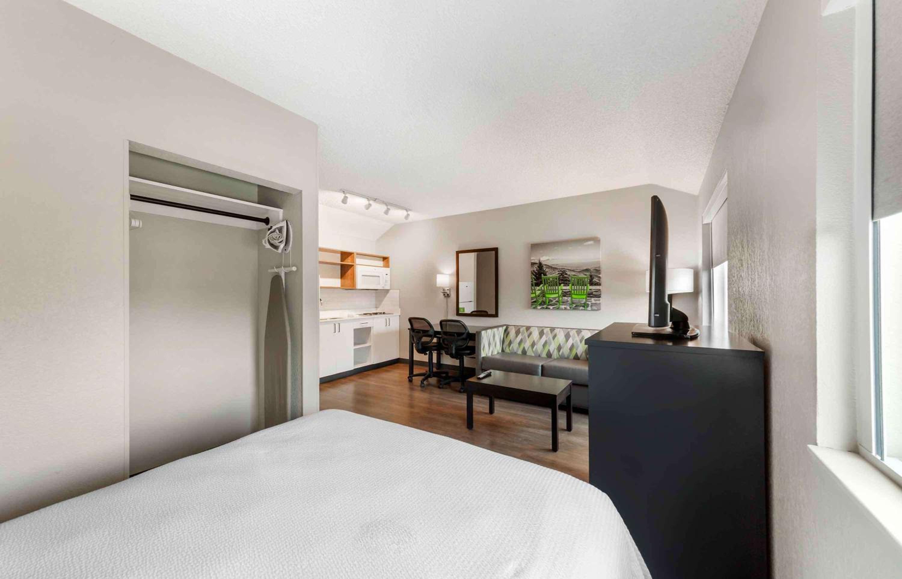 Queen studio with 1 Queen Bed - Disability Access/Non-Smoking - Photo 4
