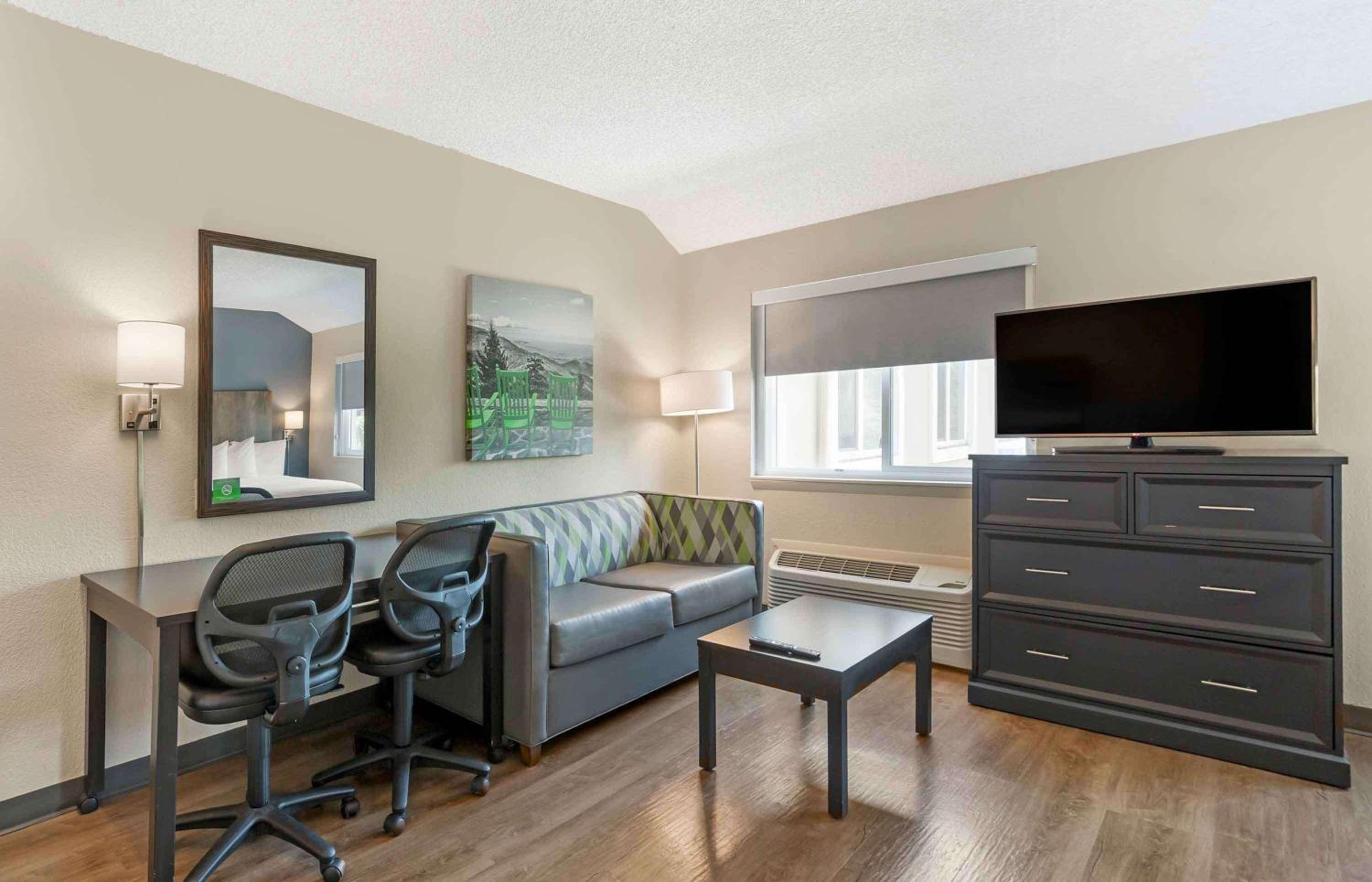 Queen studio with 1 Queen Bed - Disability Access/Non-Smoking - Photo 5