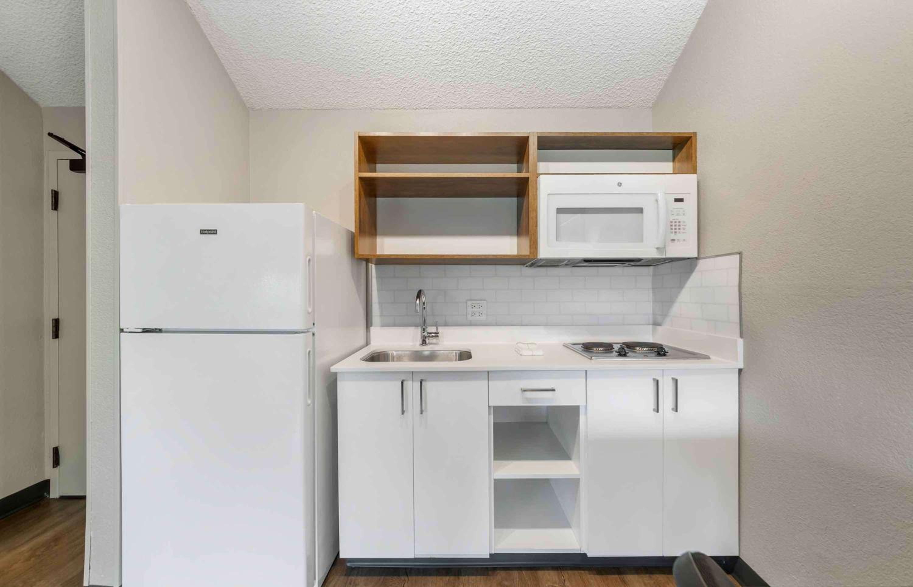 Queen studio with 1 Queen Bed - Disability Access/Non-Smoking - Photo 2