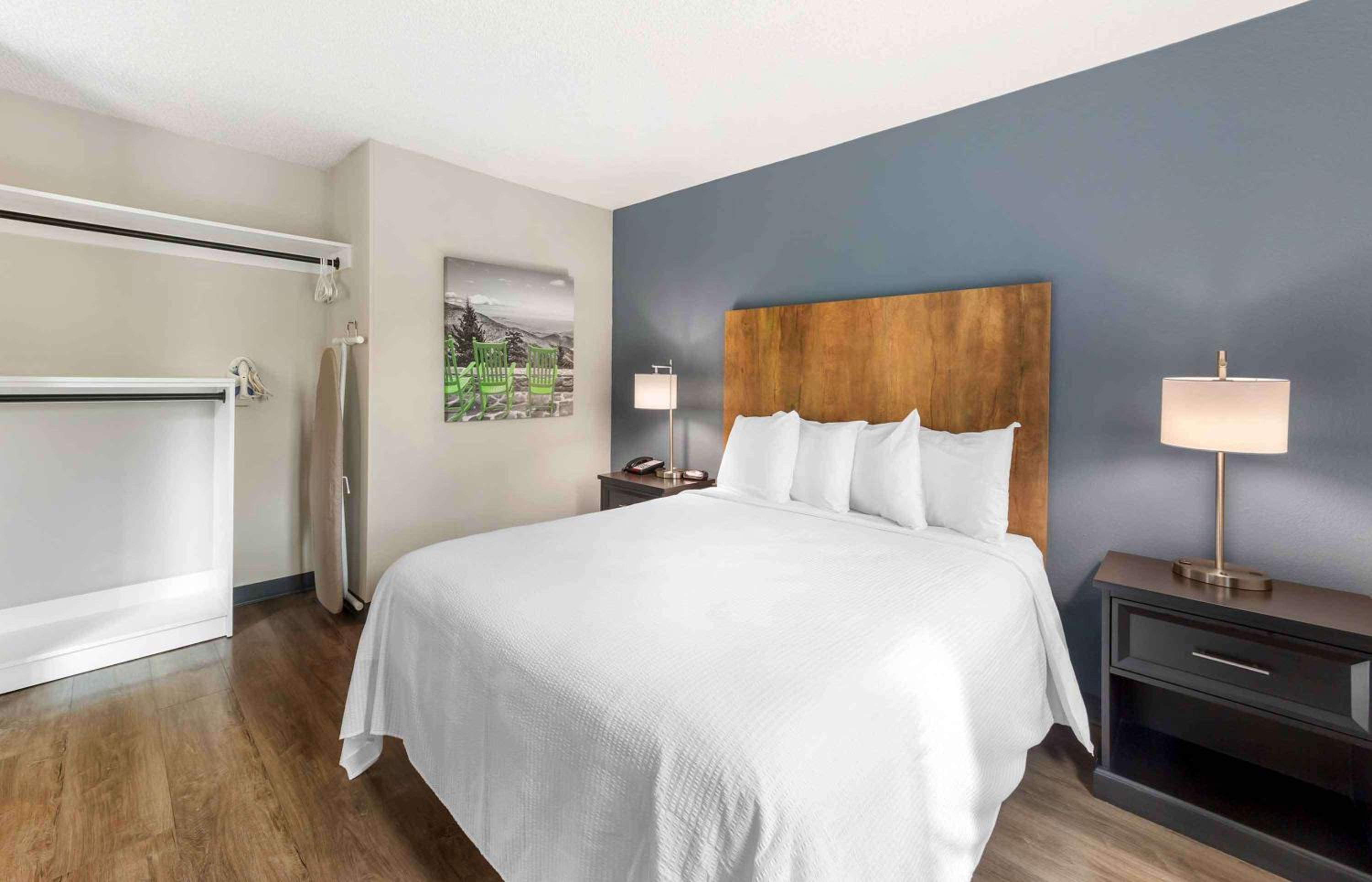 Deluxe Studio with 1 Queen Bed - Non-Smoking - Photo 1