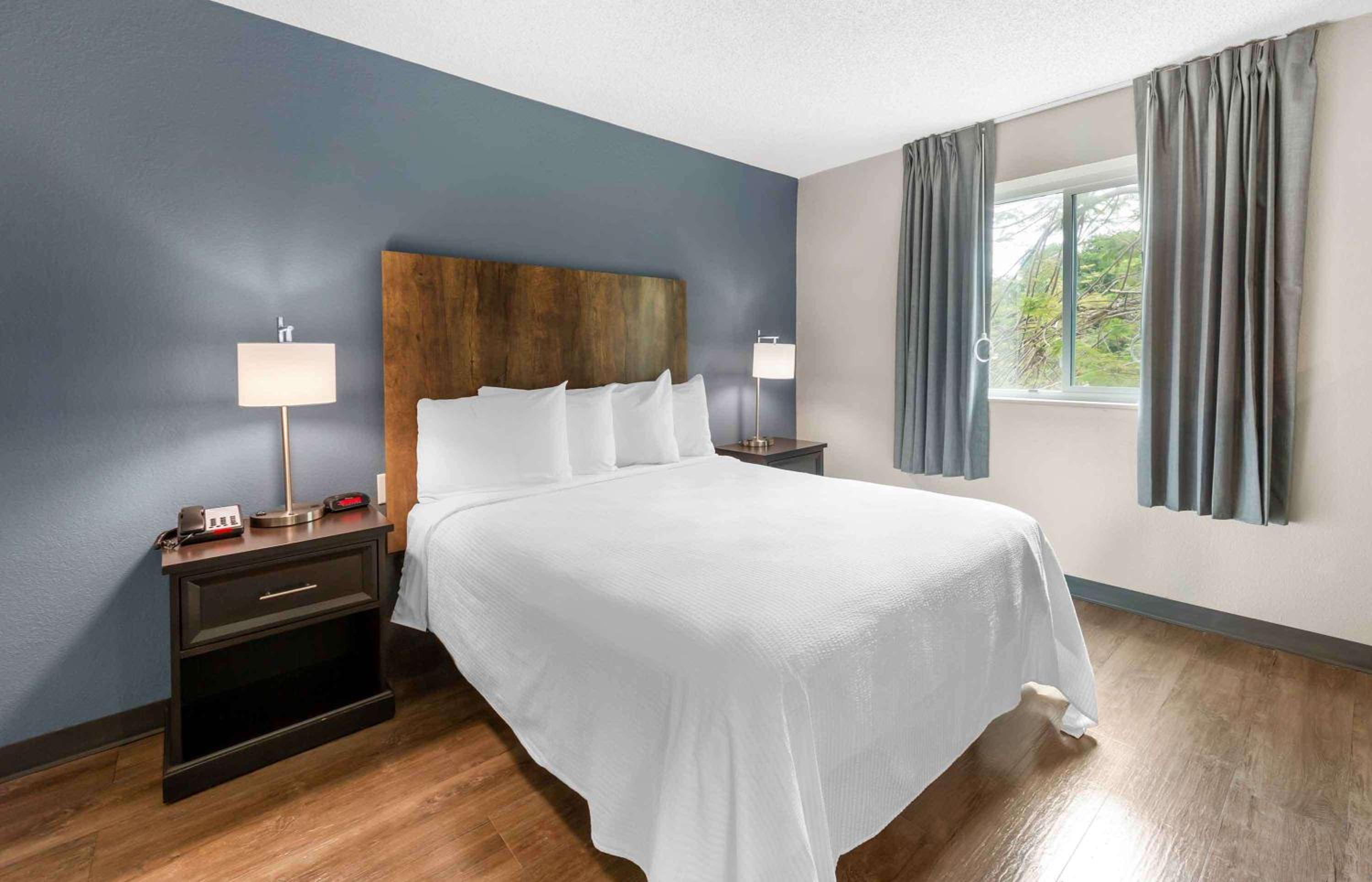 Deluxe Studio with 1 Queen Bed - Non-Smoking - Photo 8