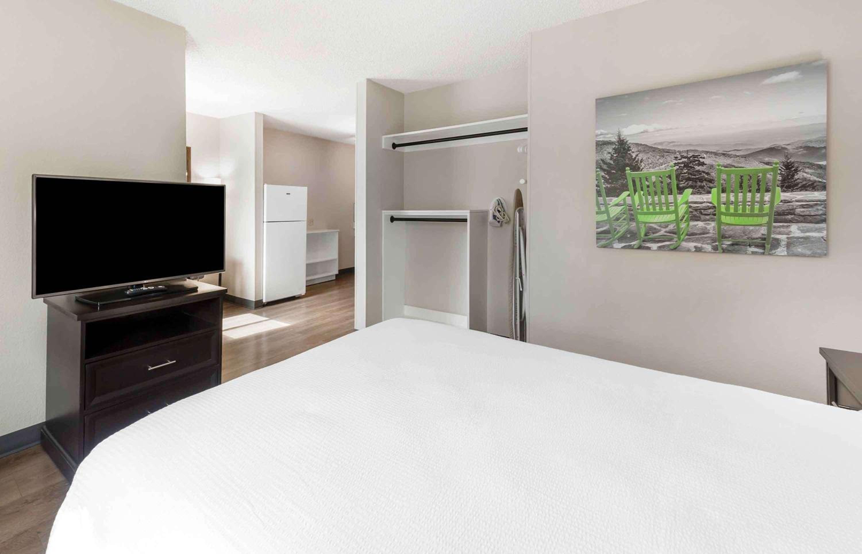 Deluxe Studio with 1 Queen Bed - Non-Smoking - Photo 7