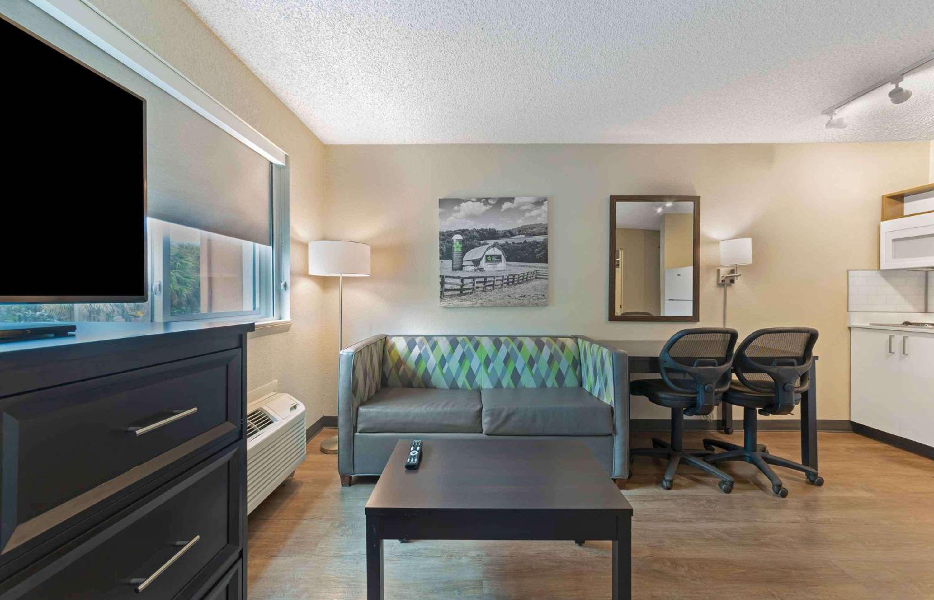 Deluxe Studio with 1 Queen Bed - Non-Smoking - Photo 6
